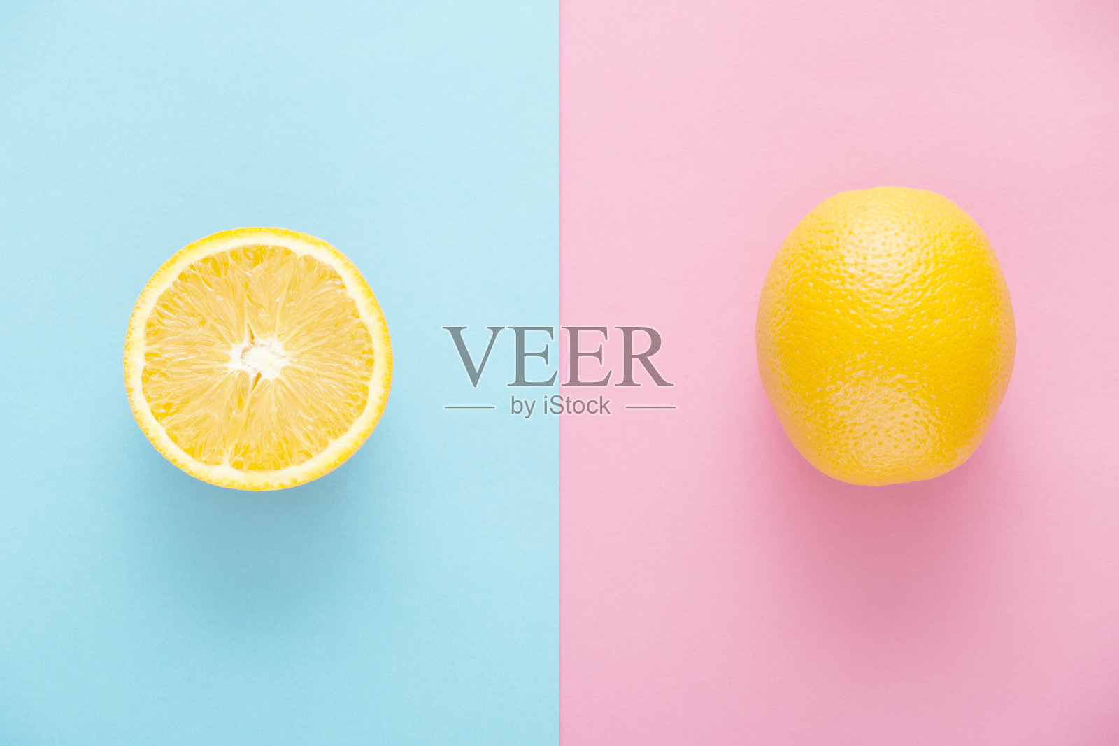 多汁，新鲜，成熟的橙果一个和一个半在玫瑰石英和宁静的蓝色背景。正上方的观点。照片摄影图片