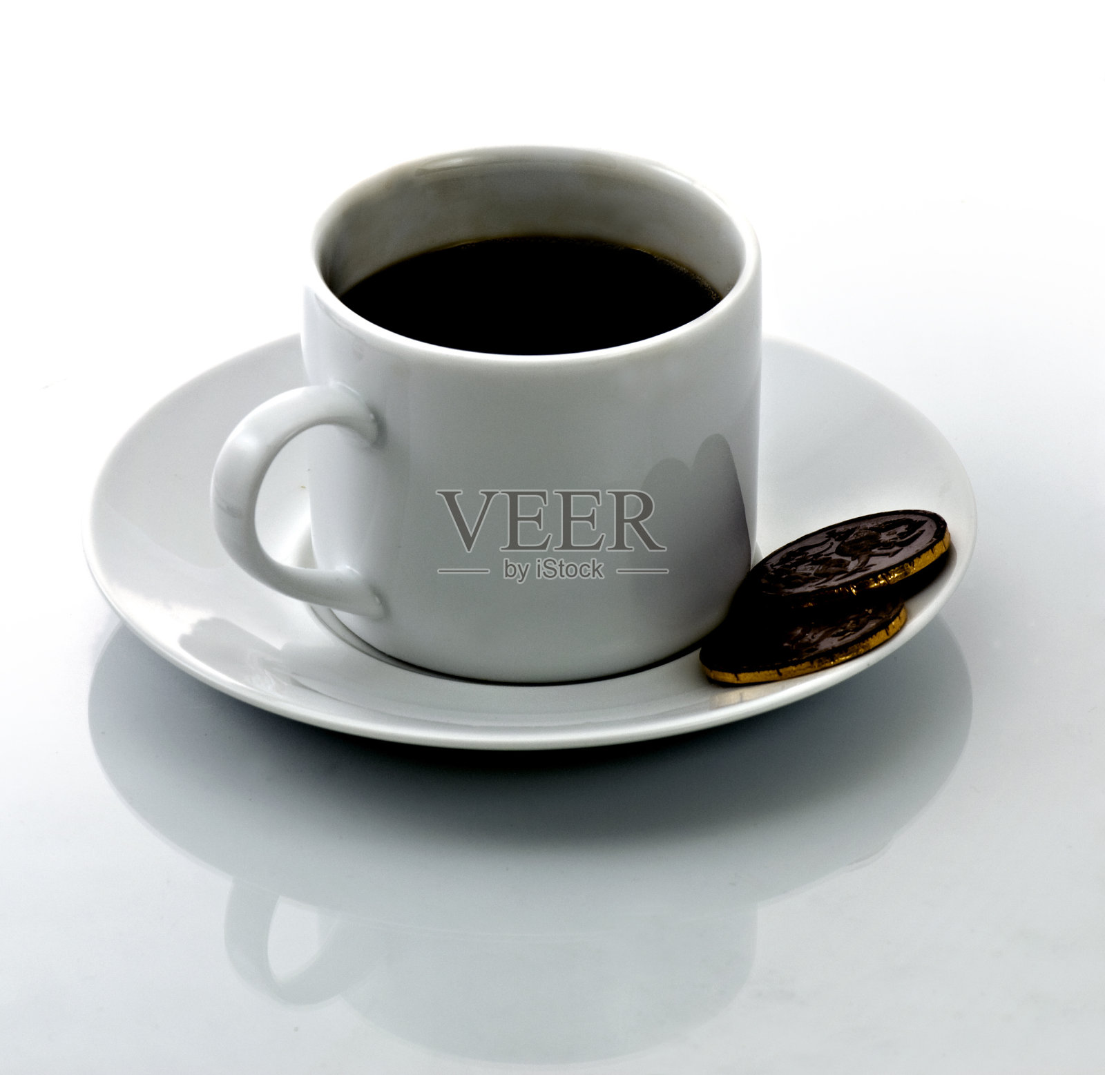 白瓷杯咖啡与巧克力-孤立照片摄影图片