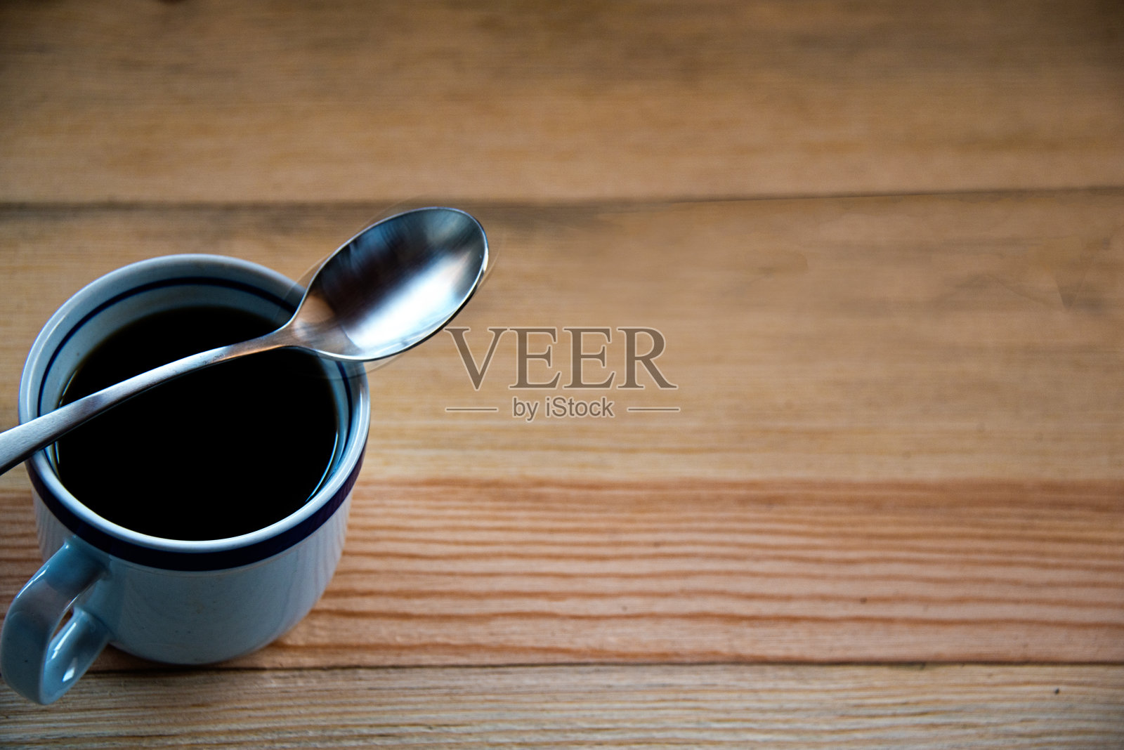 咖啡杯，勺子在乡村木桌，全框架特写照片摄影图片