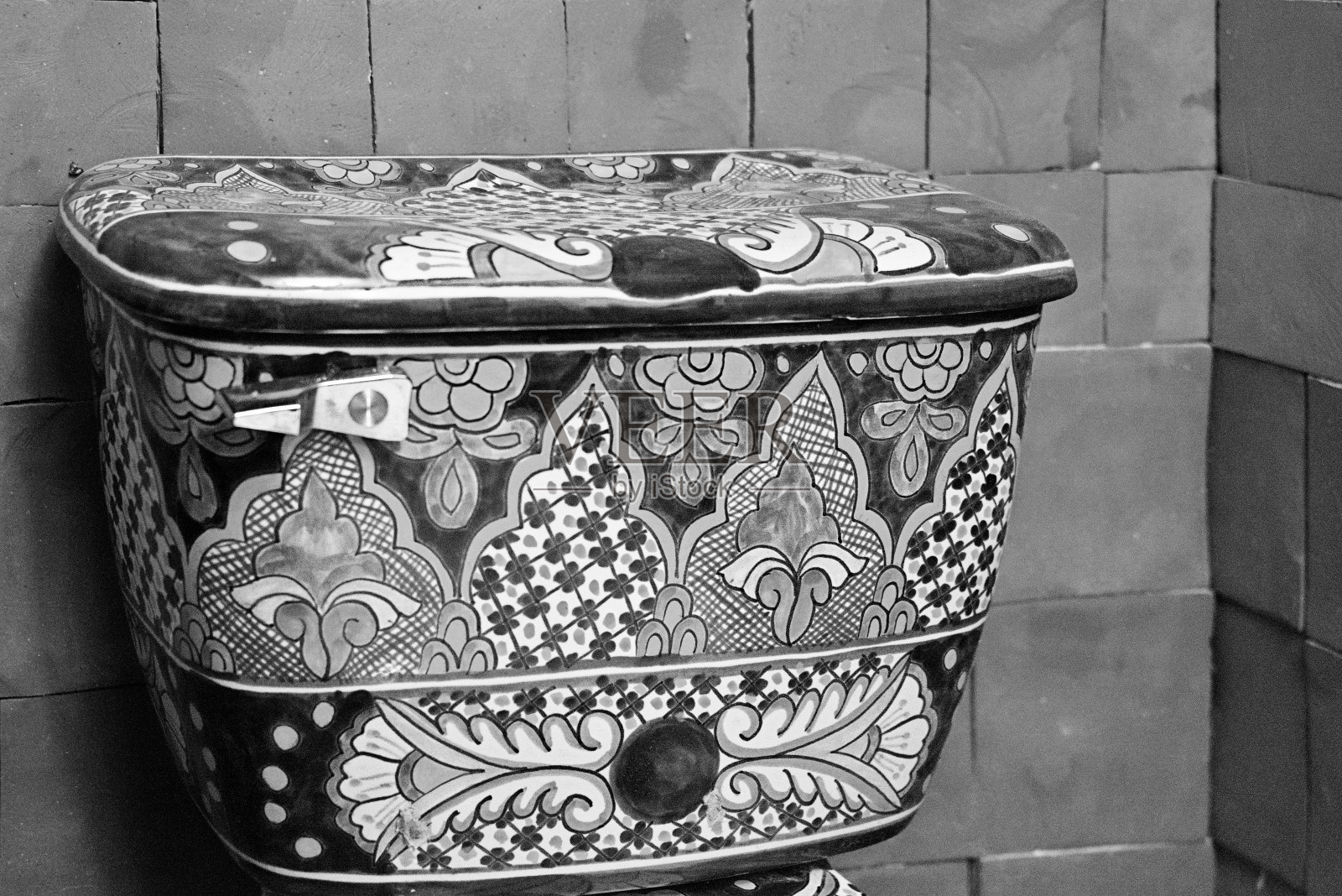 手绘化妆间厕所水箱，Talavera陶器，彩绘花照片摄影图片