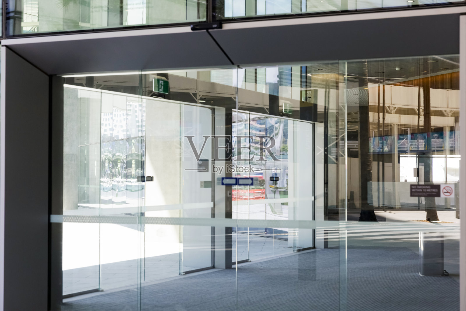 现代办公建筑玻璃门具有反射、背景、拷贝空间照片摄影图片