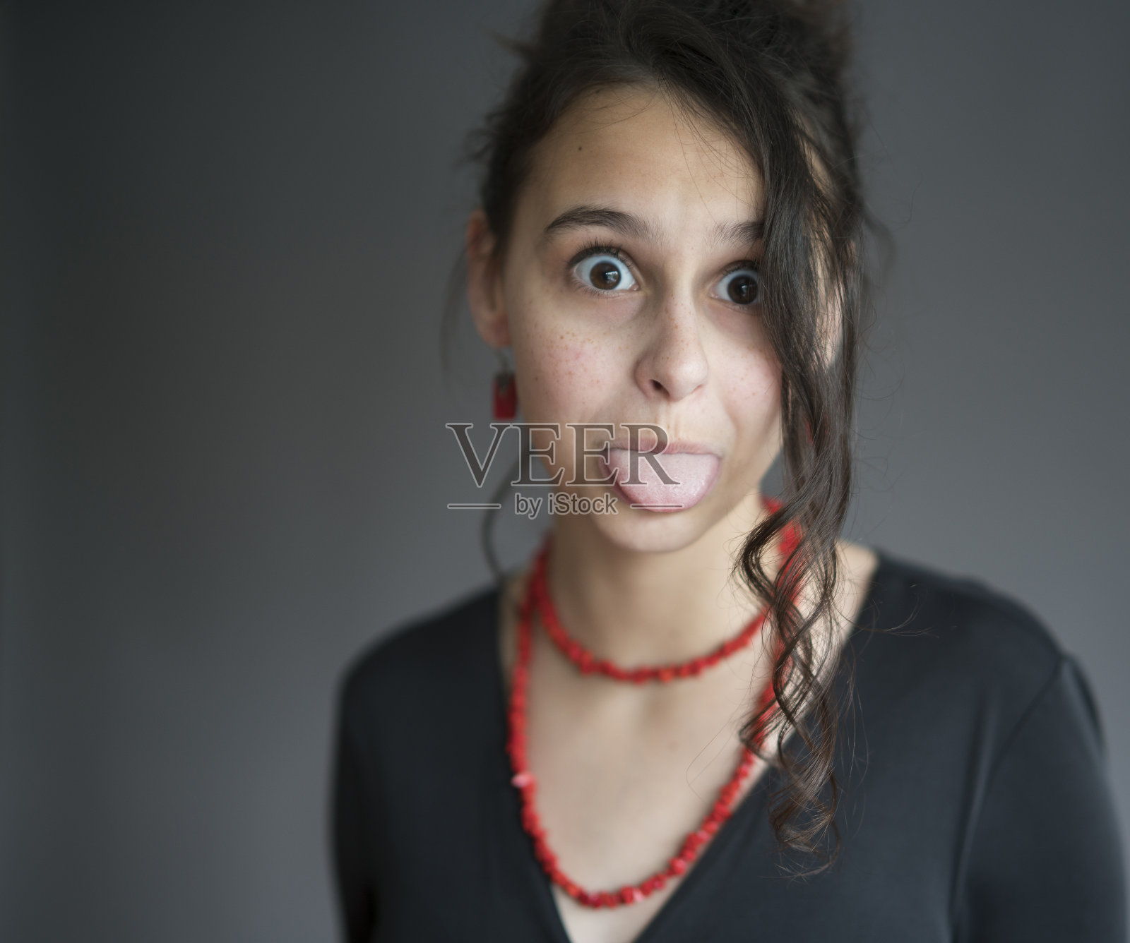 幼稚的女人吐着舌头照片摄影图片_ID:300950189-Veer图库