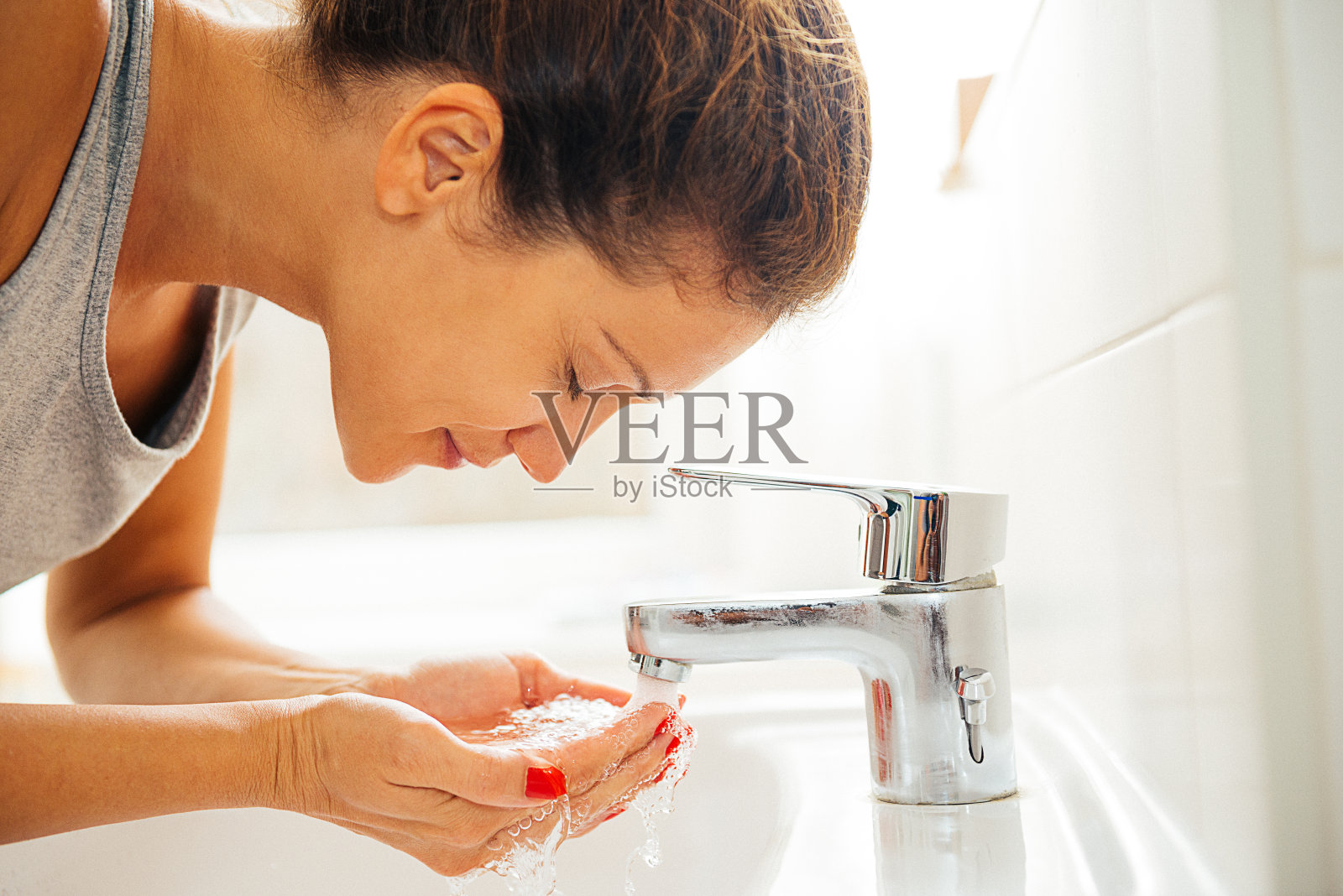年轻开朗的女人在浴室里进行晨间卫生照片摄影图片