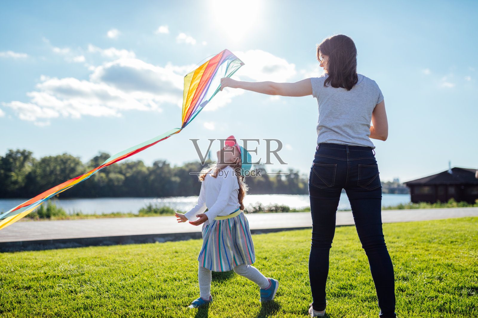 年轻的母亲和女儿在放风筝照片摄影图片