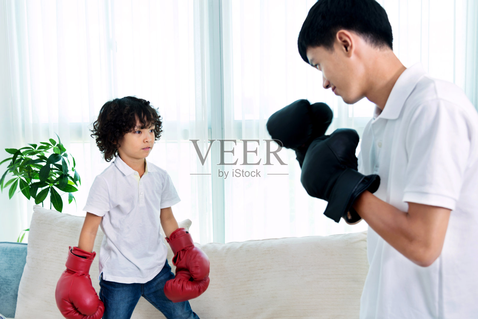父亲和儿子打拳击照片摄影图片