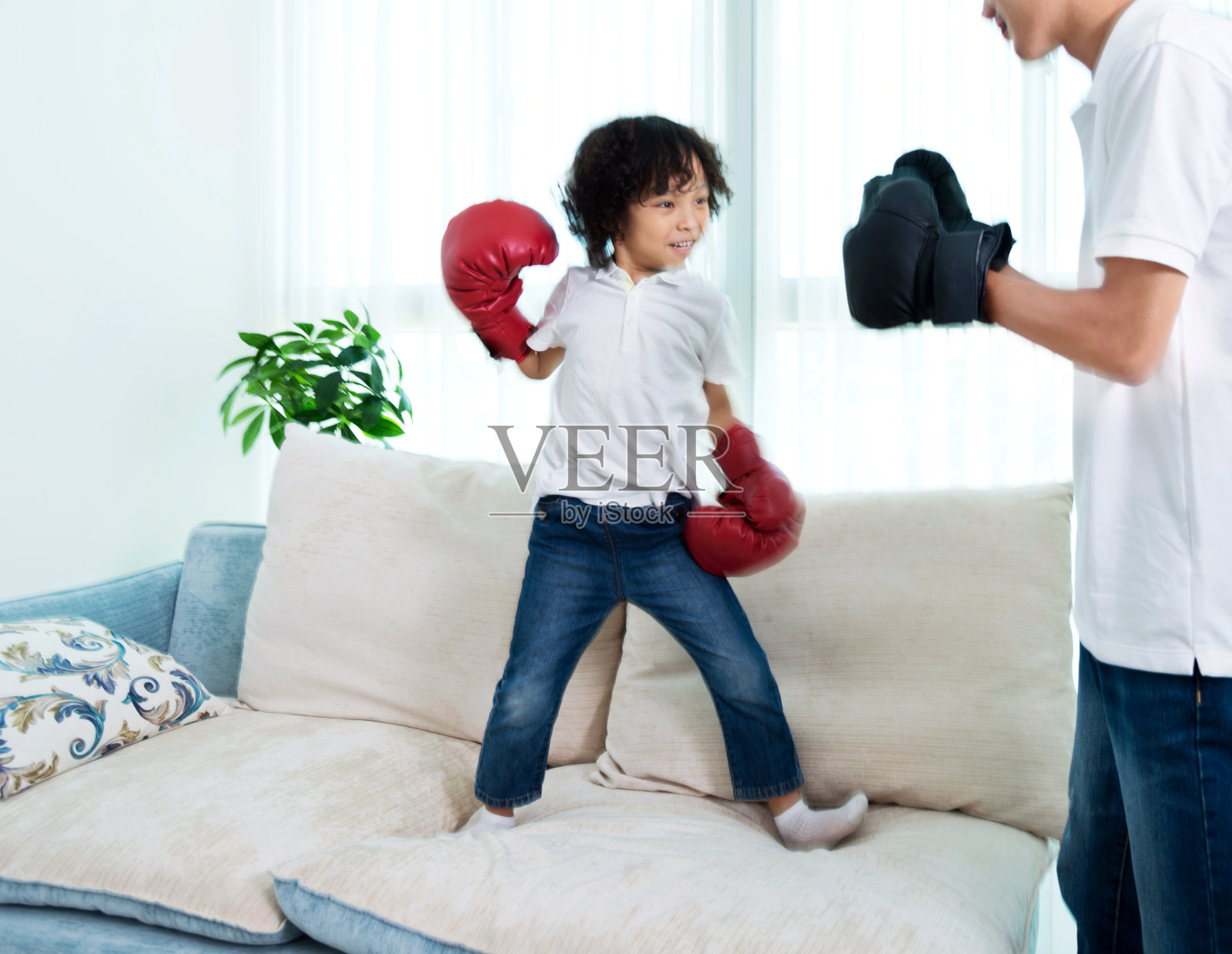 父亲和儿子在家拳击照片摄影图片