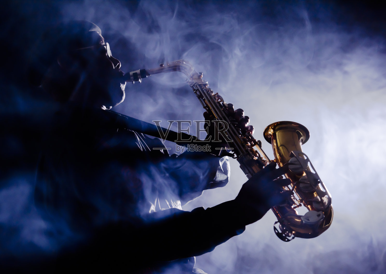演奏萨克斯管的非洲爵士音乐家照片摄影图片