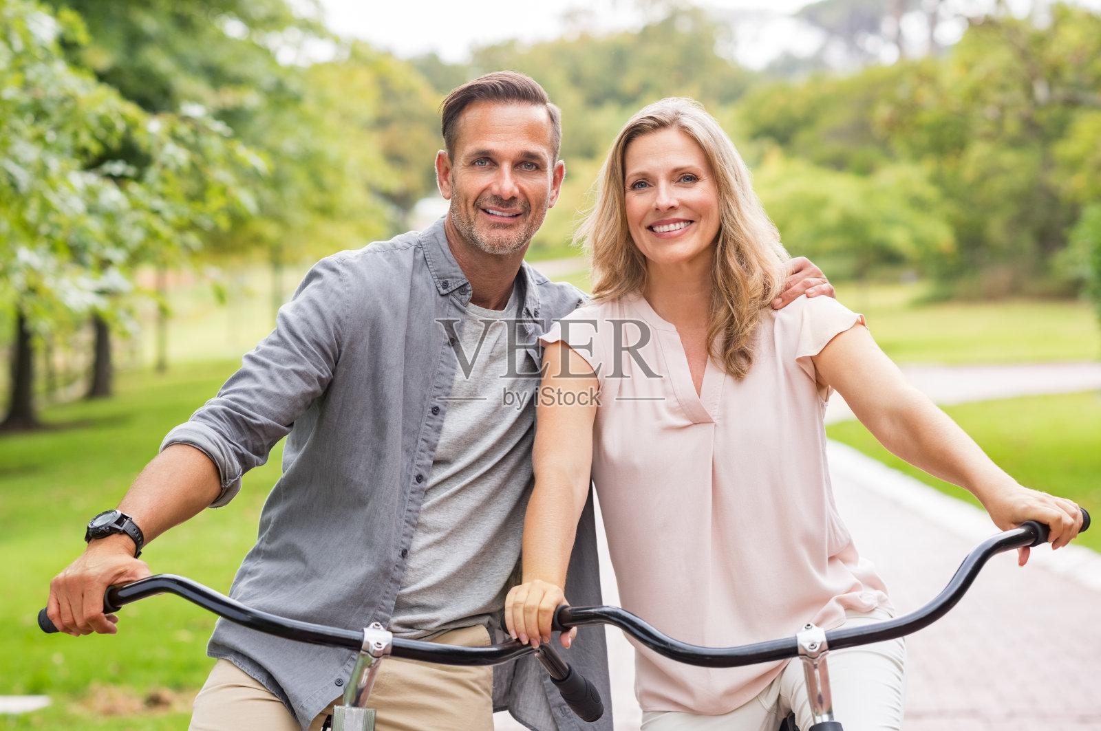 成年夫妇骑自行车照片摄影图片