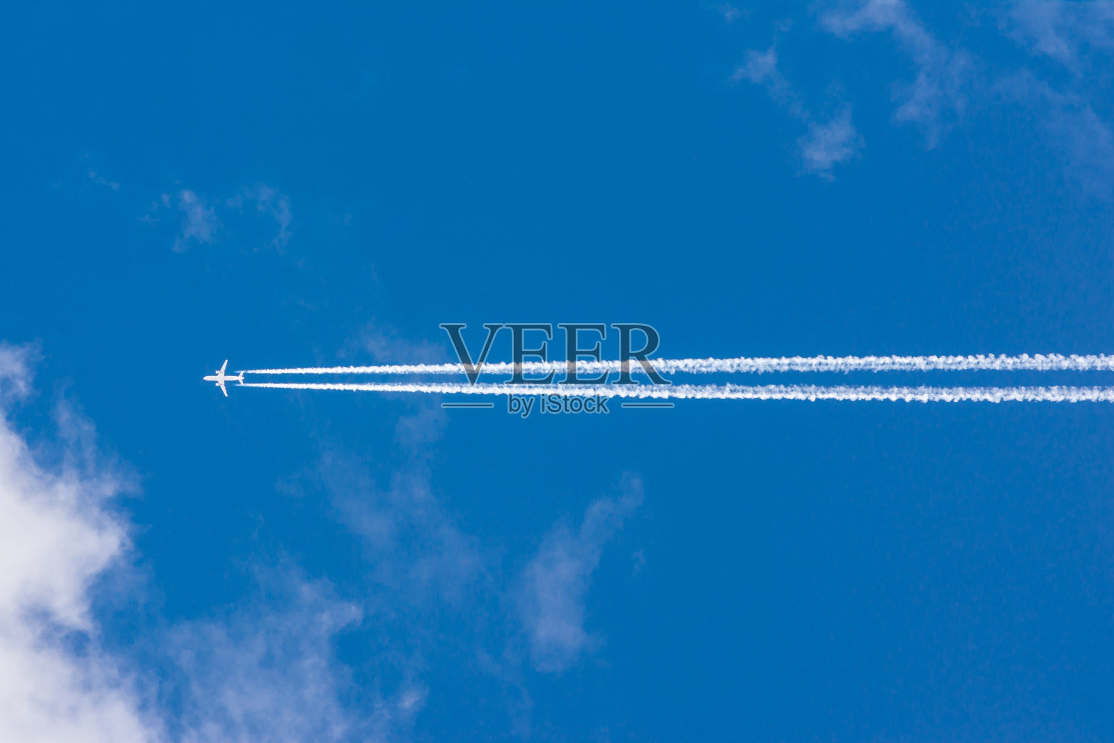 白云蓝天蓬松的太阳耀斑飞机踪迹晴朗的白天纹理背景照片摄影图片