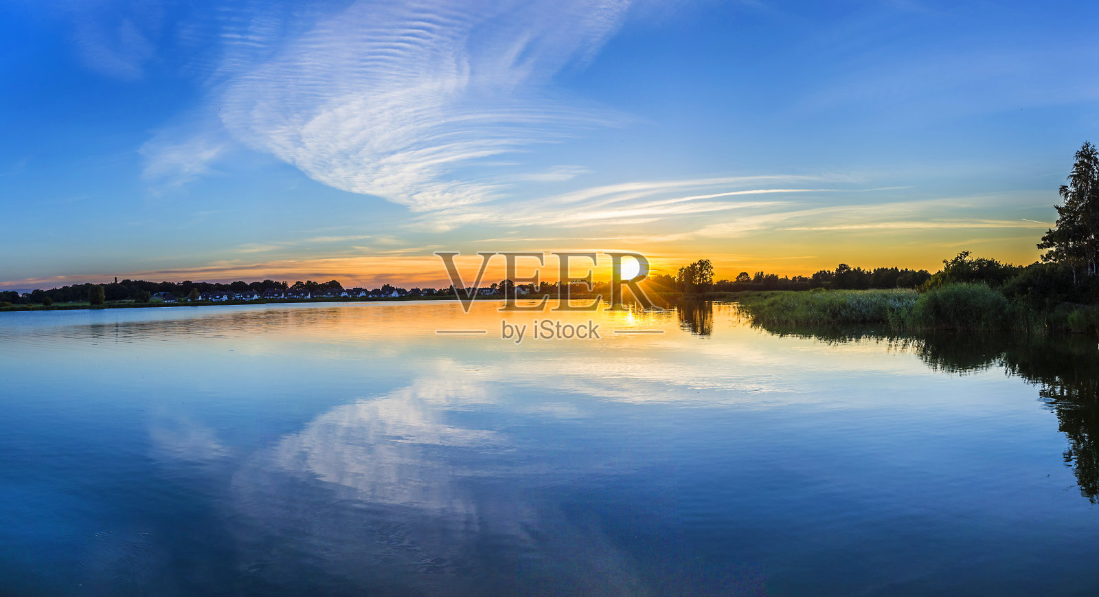 在津诺维茨的夕阳与反射的回水照片摄影图片