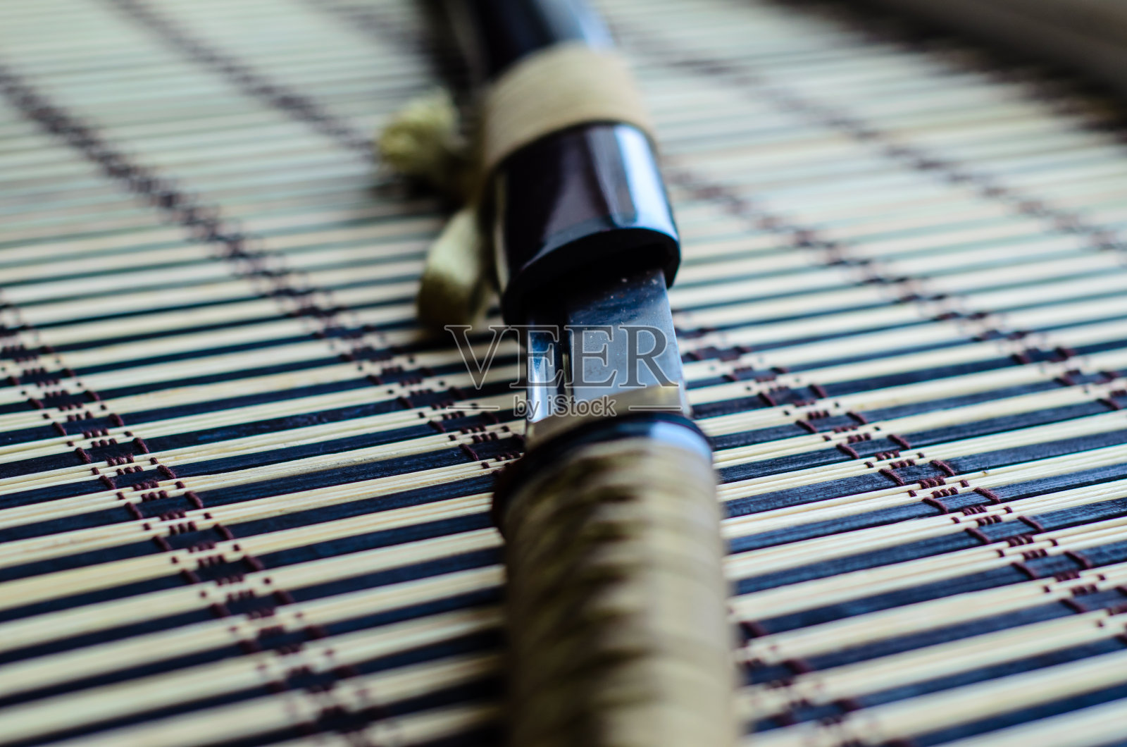 竹席上的日本武士刀。选择性聚焦照片摄影图片
