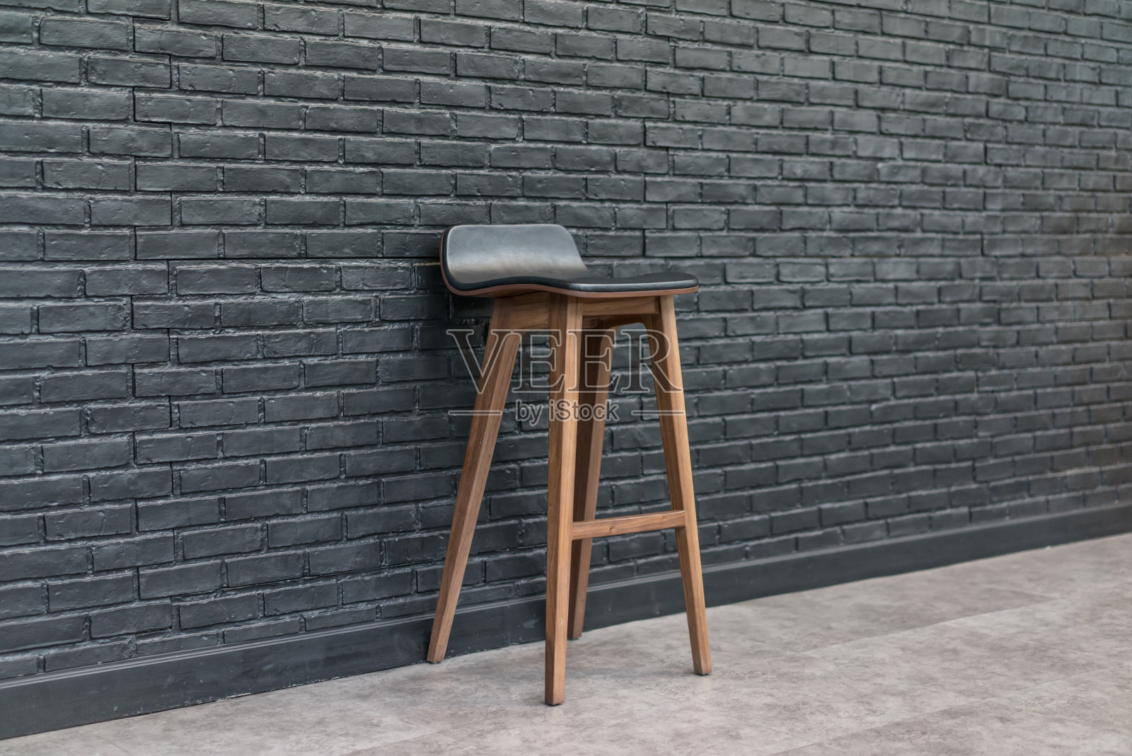 酒吧椅。木皮座椅以砖墙为背景，设计理念照片摄影图片