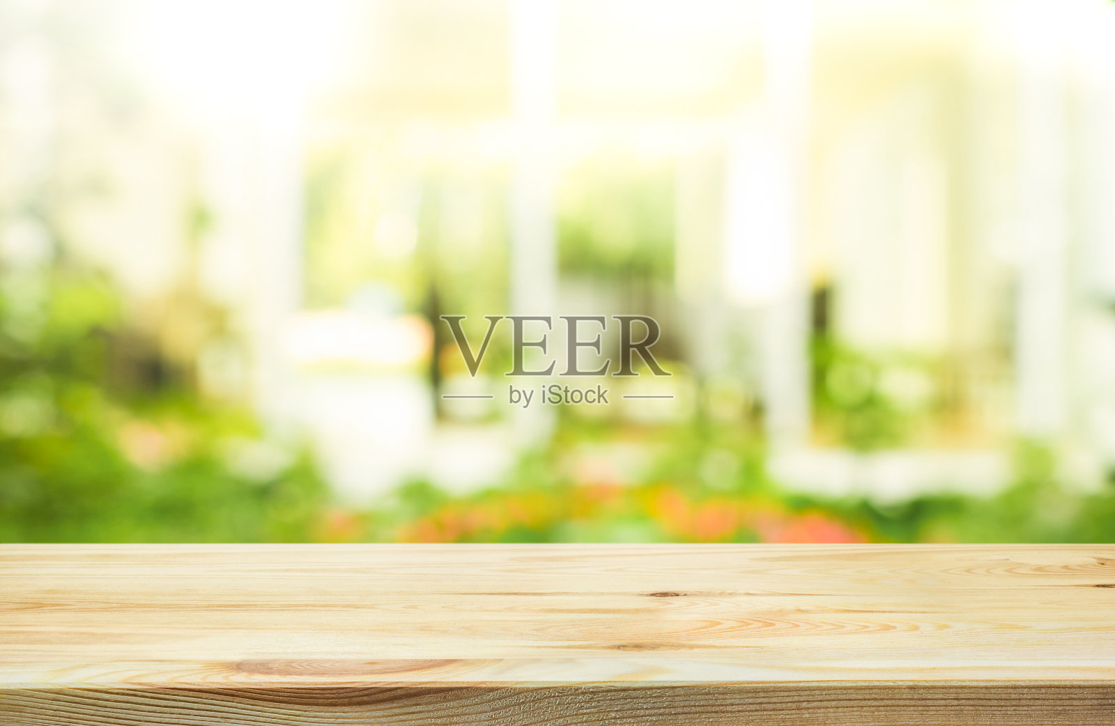 木质桌面从花园背景上模糊抽象的绿色。插画图片素材