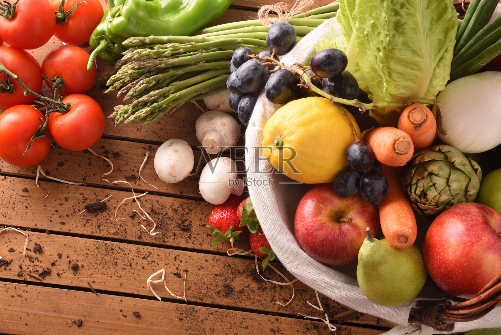 水果和蔬菜在木桌上俯视近景照片摄影图片