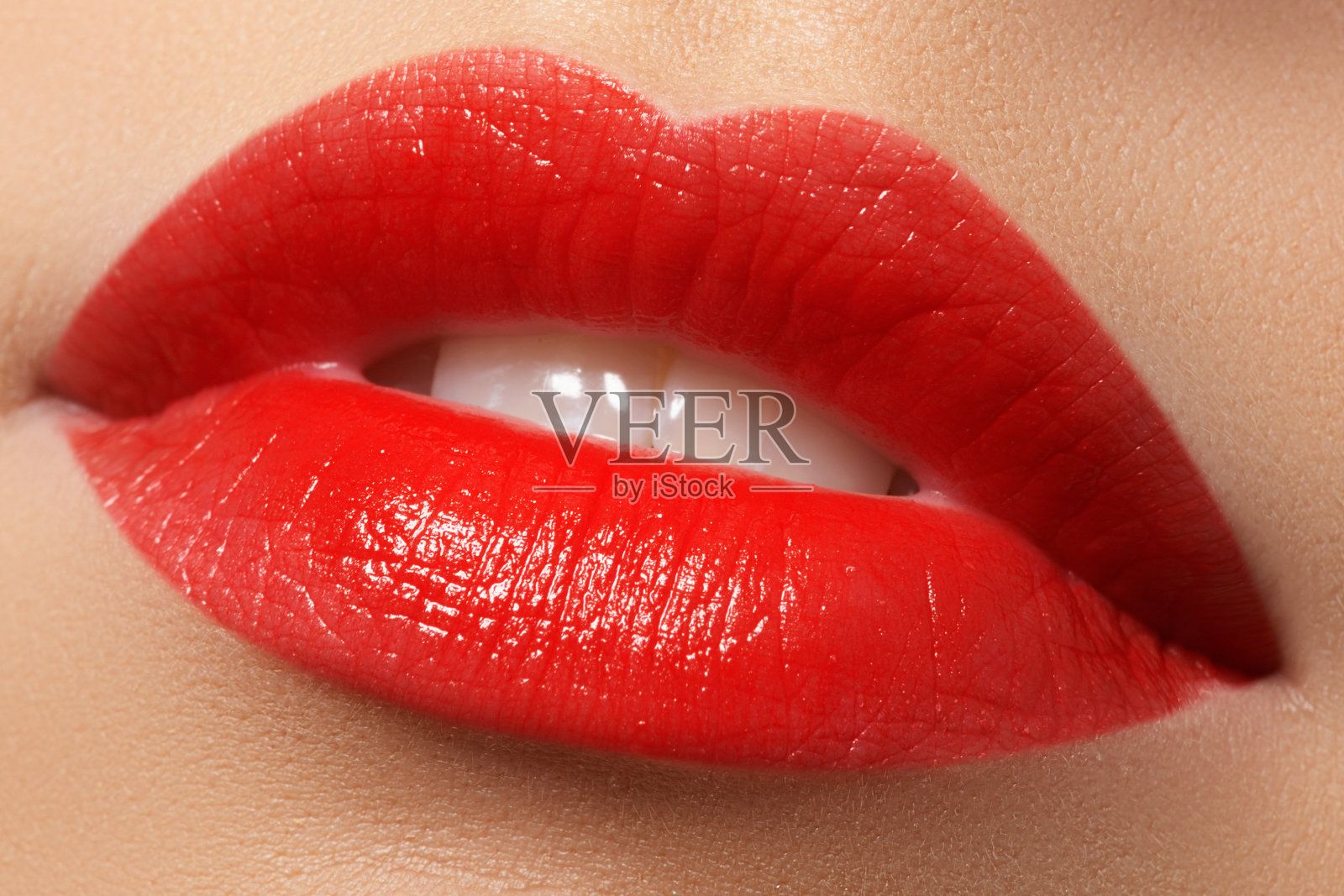 女人的嘴唇用红色的口红。美丽和时尚照片摄影图片