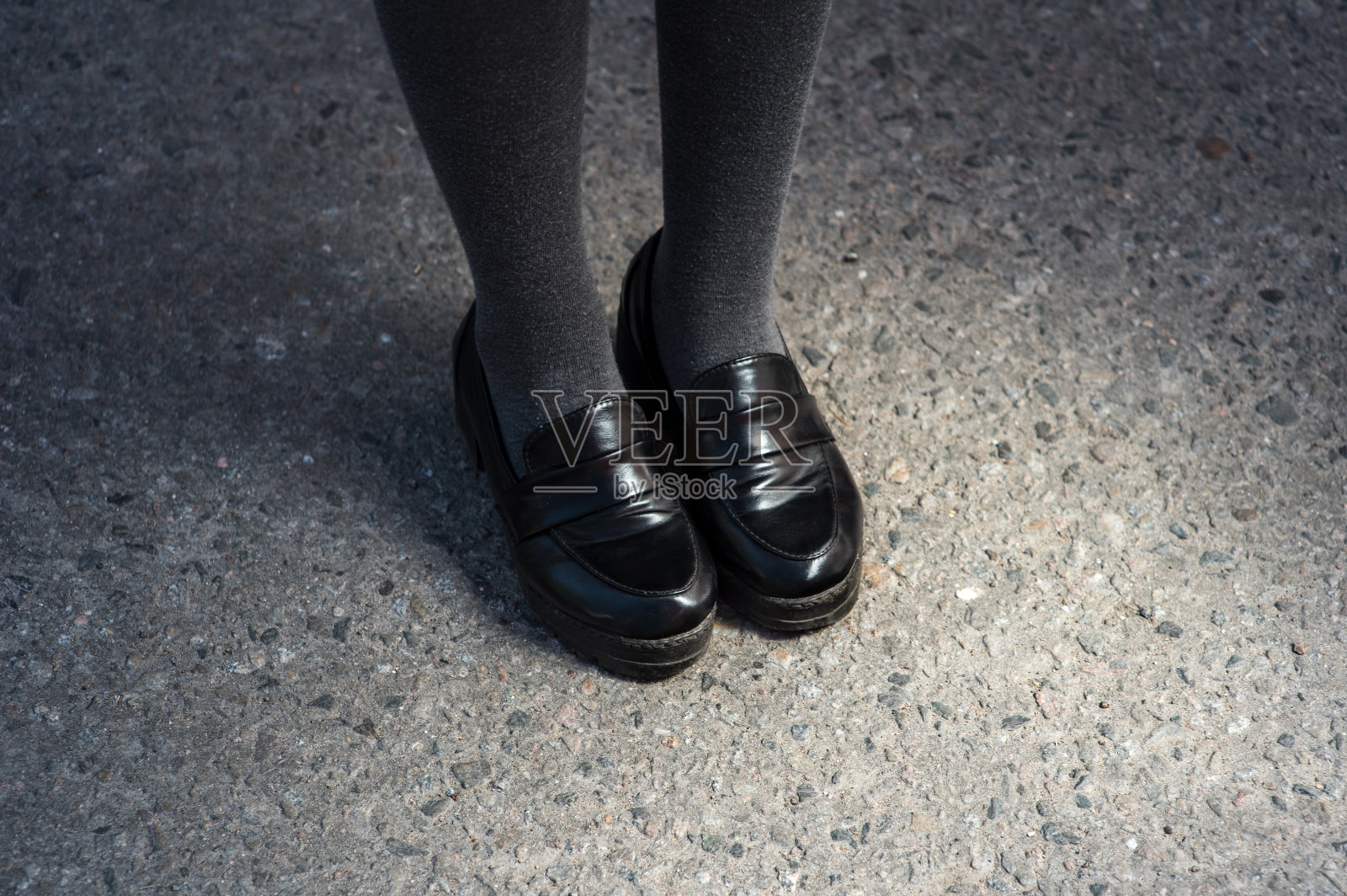 复古风格的形象的学校或学生女孩的脚在制服。黑色优雅的鞋照片摄影图片