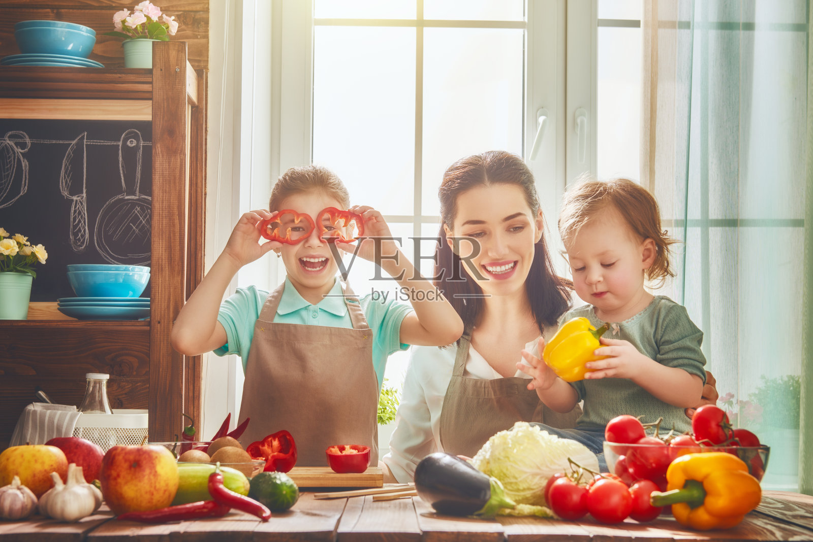 幸福的家庭在厨房。照片摄影图片