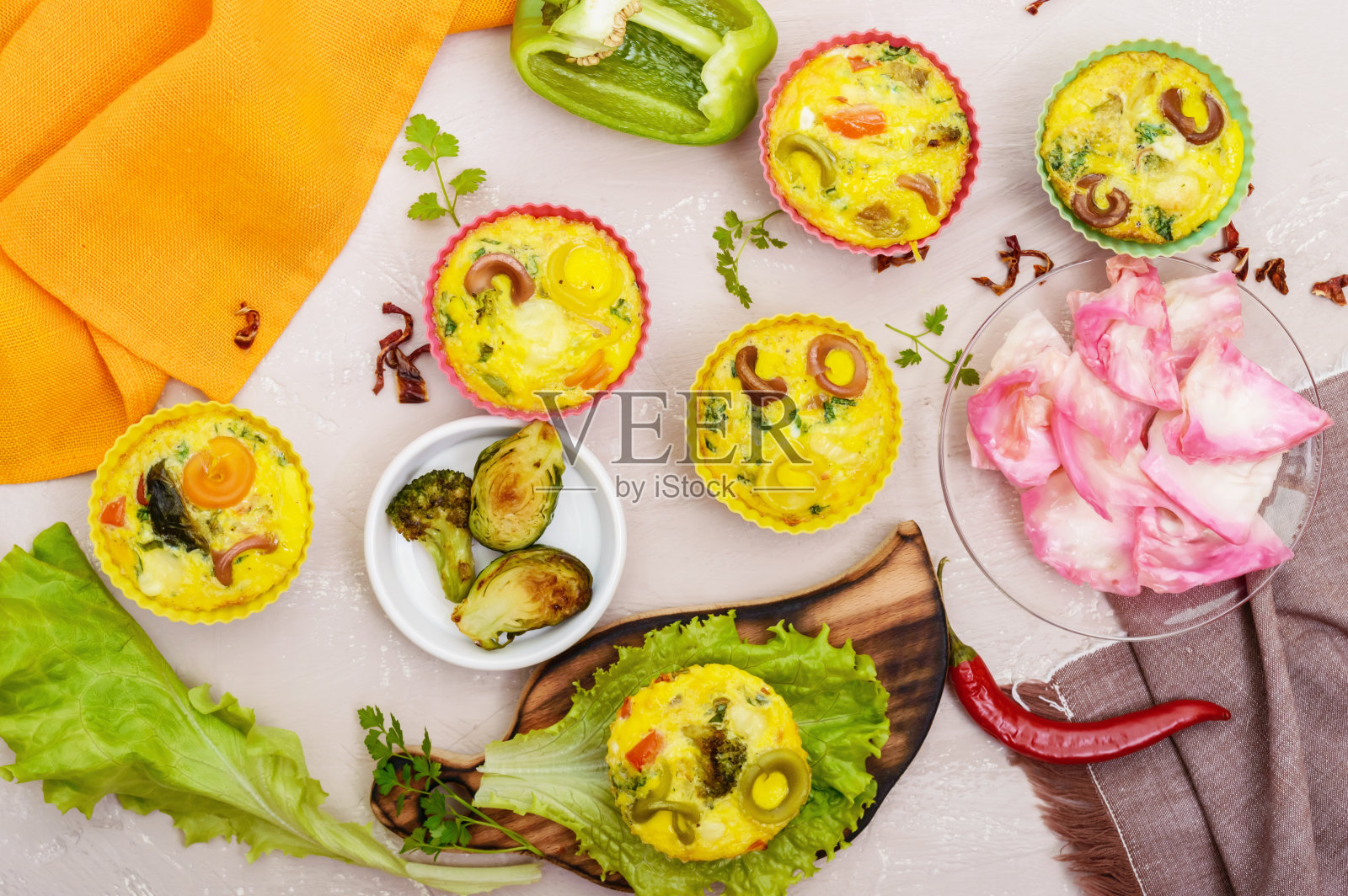 煎蛋卷配彩色的意大利面、蘑菇、蔬菜和香草，以黄鳍鱼的形式烹调。前视图。早餐。照片摄影图片