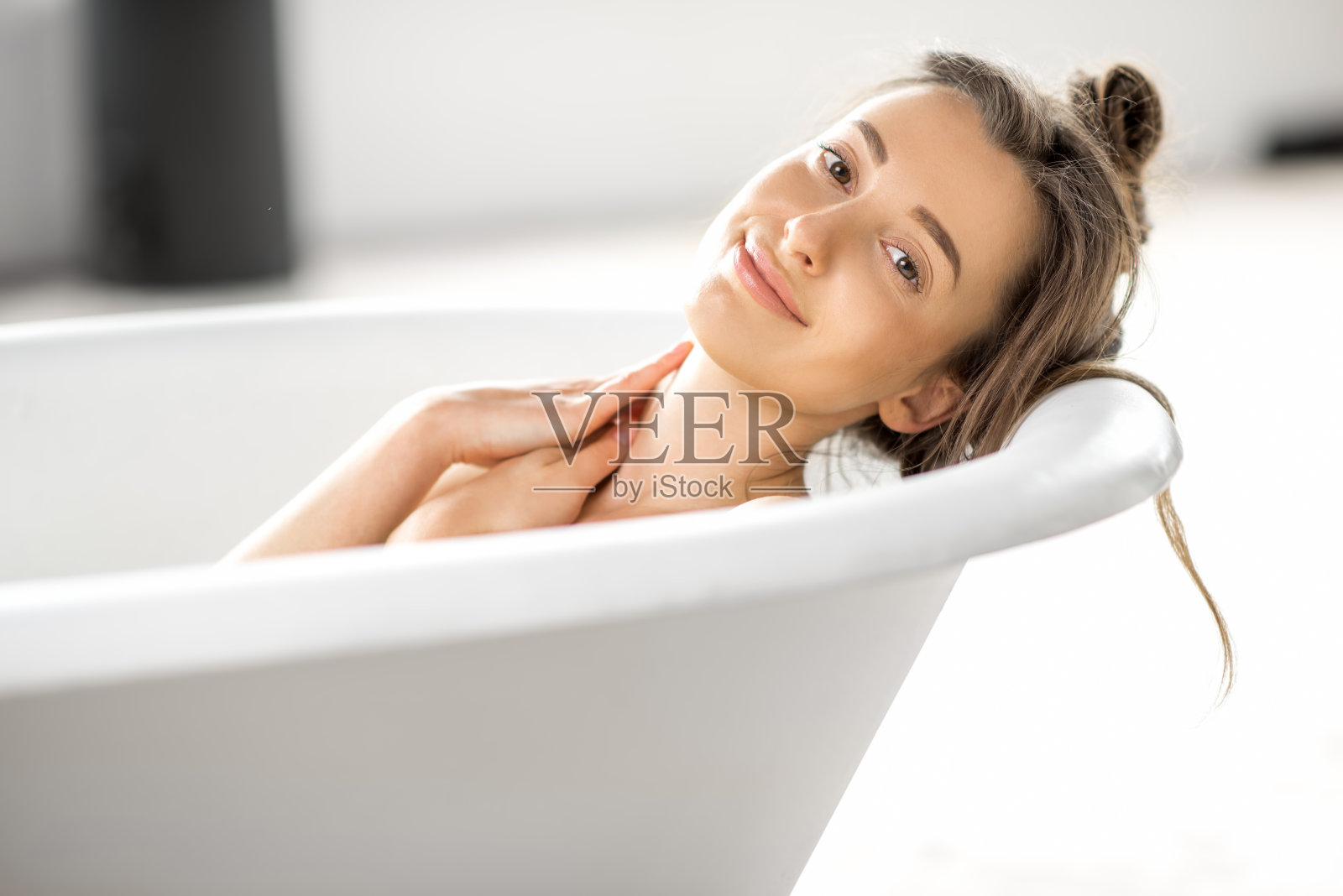在浴缸里放松的女人照片摄影图片