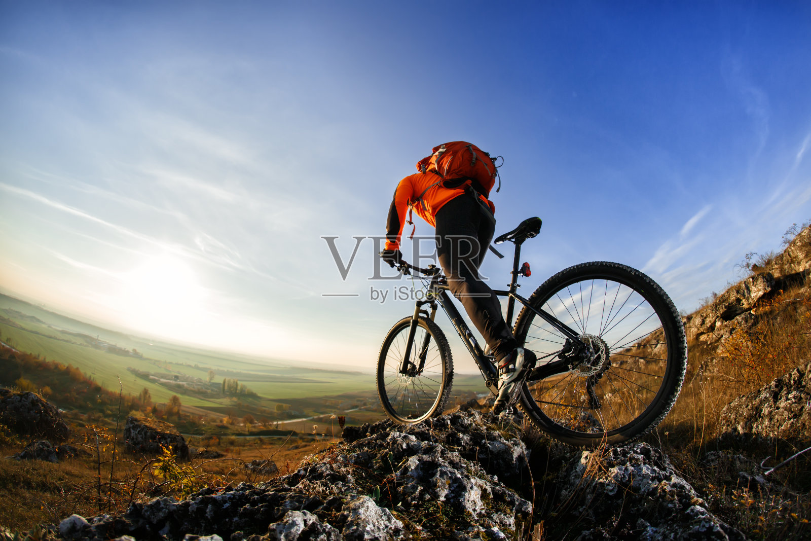 一个骑着自行车的人背对天空的背影照片摄影图片