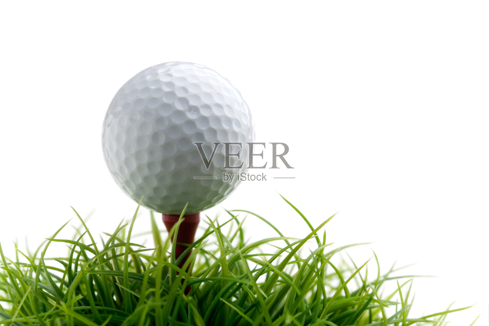 高尔夫球在一小块绿色草地上打起来照片摄影图片