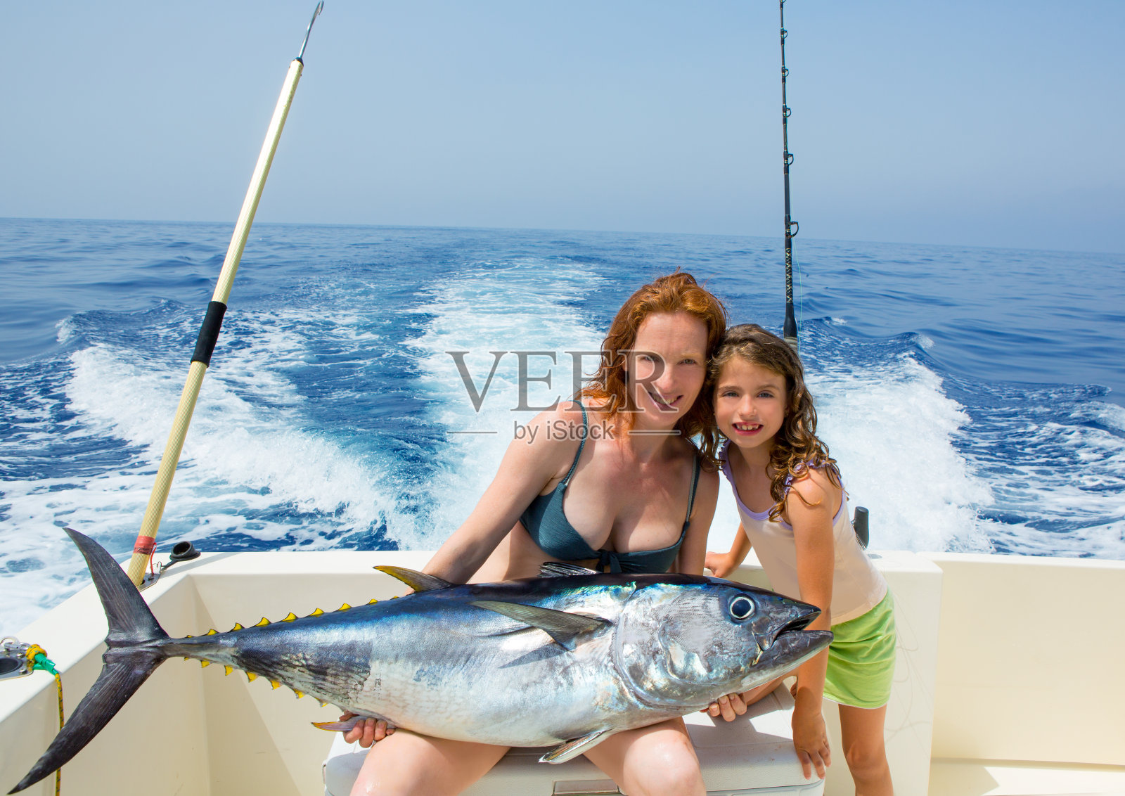比基尼渔民和女儿和蓝鳍金枪鱼照片摄影图片