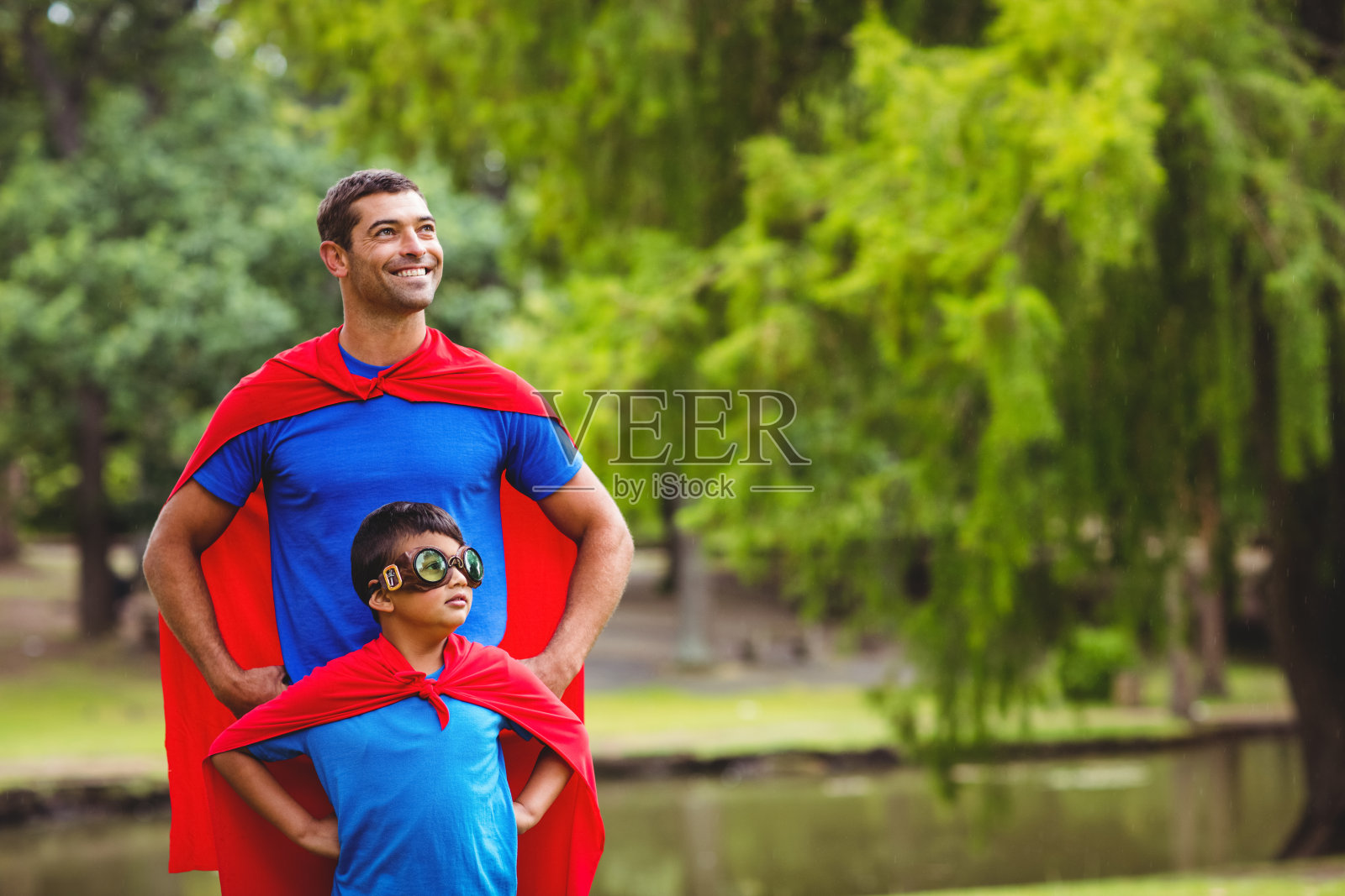 父亲和儿子穿着超级英雄的服装照片摄影图片