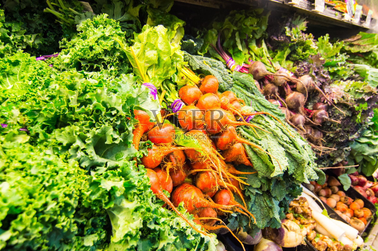 展示新鲜蔬菜-甜菜，萝卜，生菜照片摄影图片