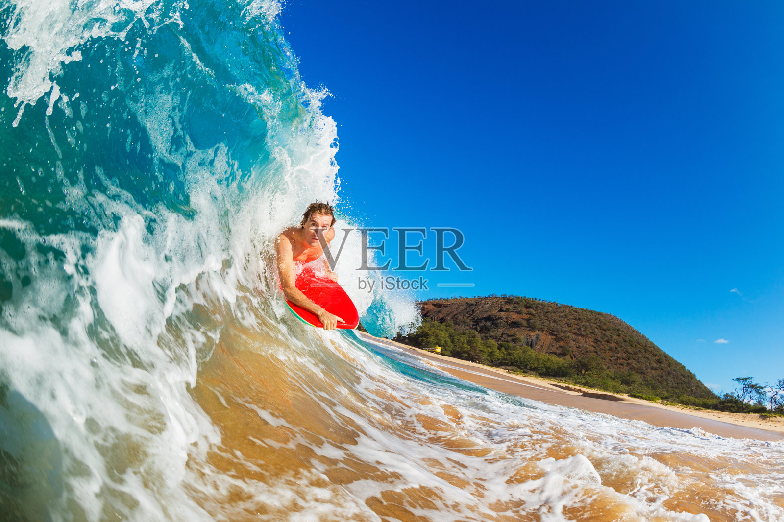身体滑板冲浪蓝色海浪照片摄影图片