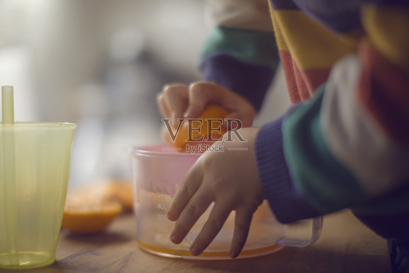 小孩正在准备新鲜的自制橙汁照片摄影图片