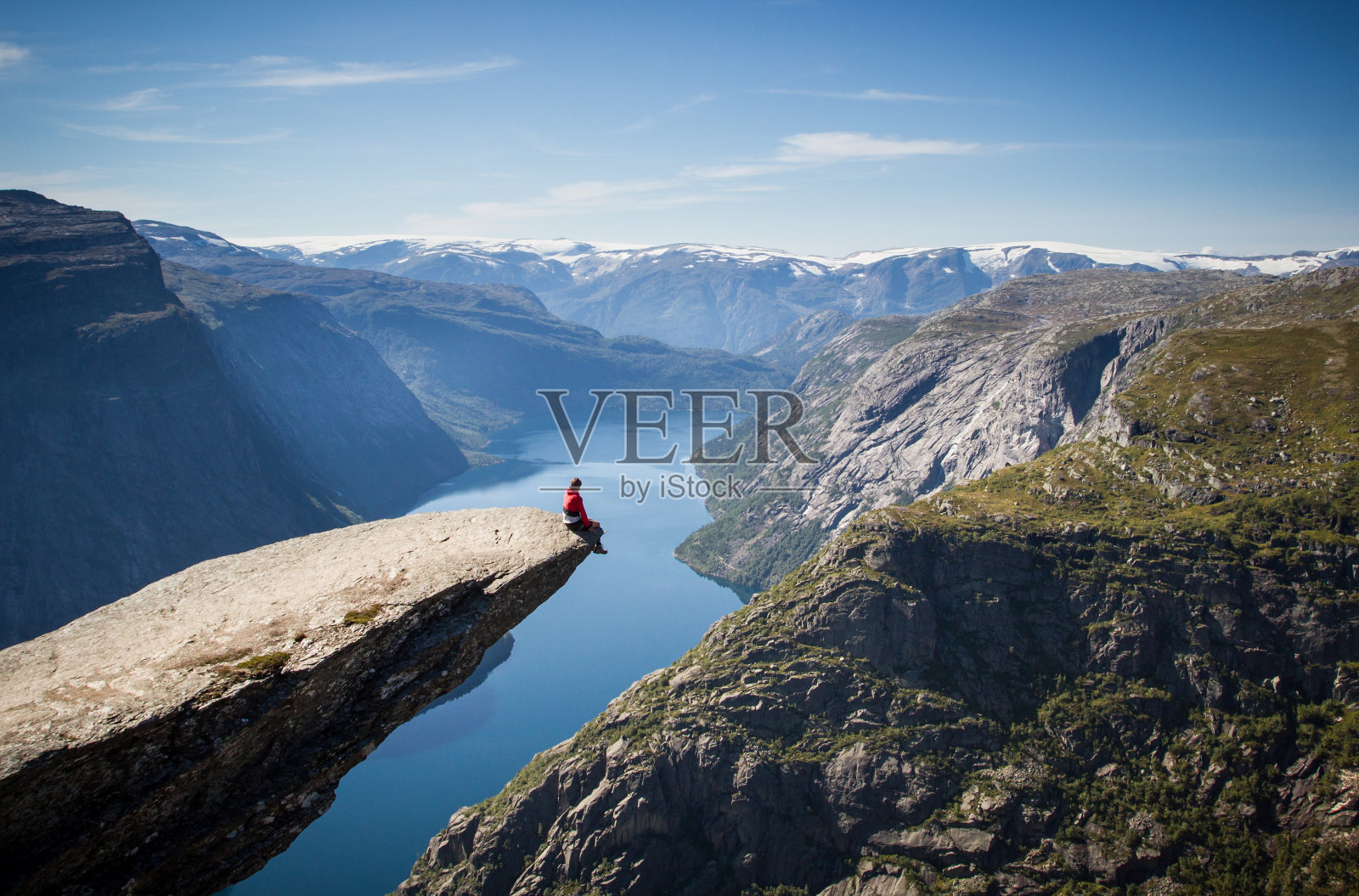 挪威一名男子坐在巨魔上照片摄影图片