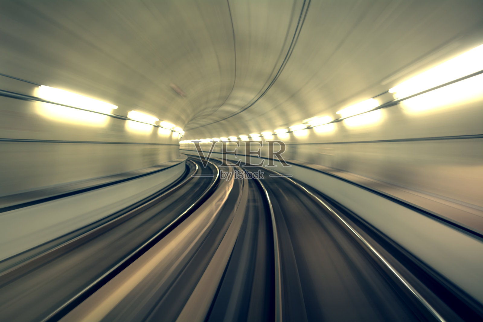 模糊运动中的地下隧道，意大利布雷西亚照片摄影图片