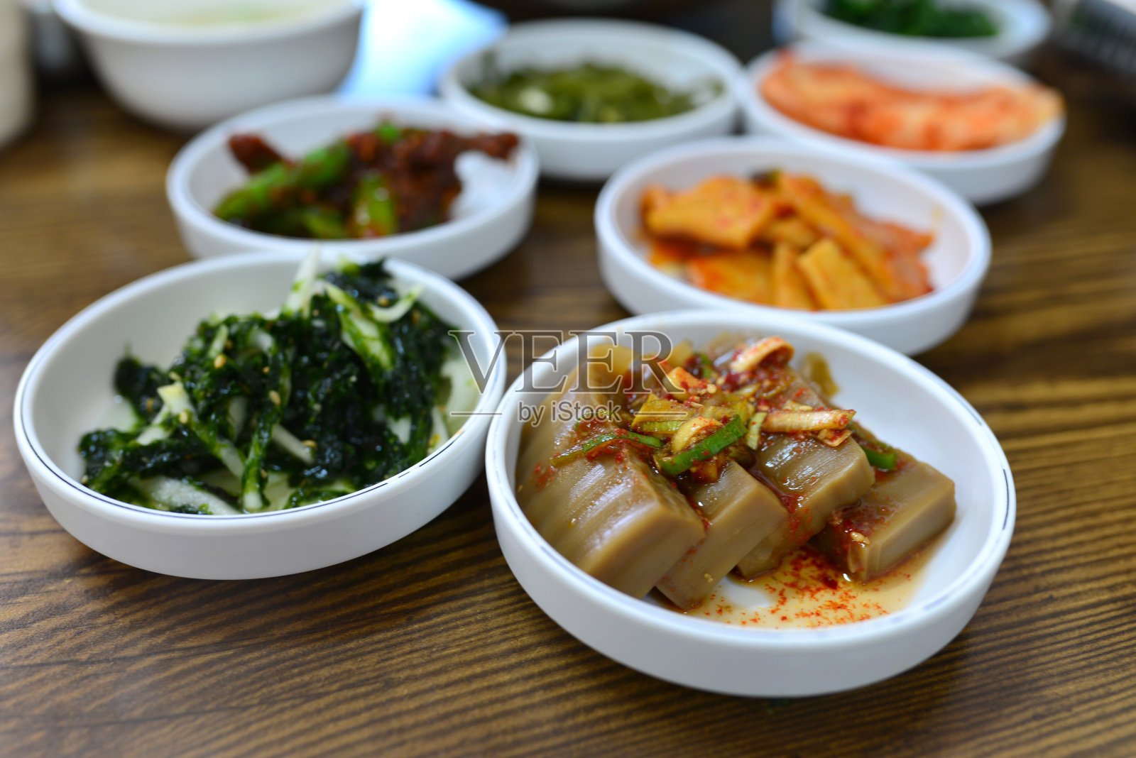 各种韩国发酵蔬菜碗照片摄影图片