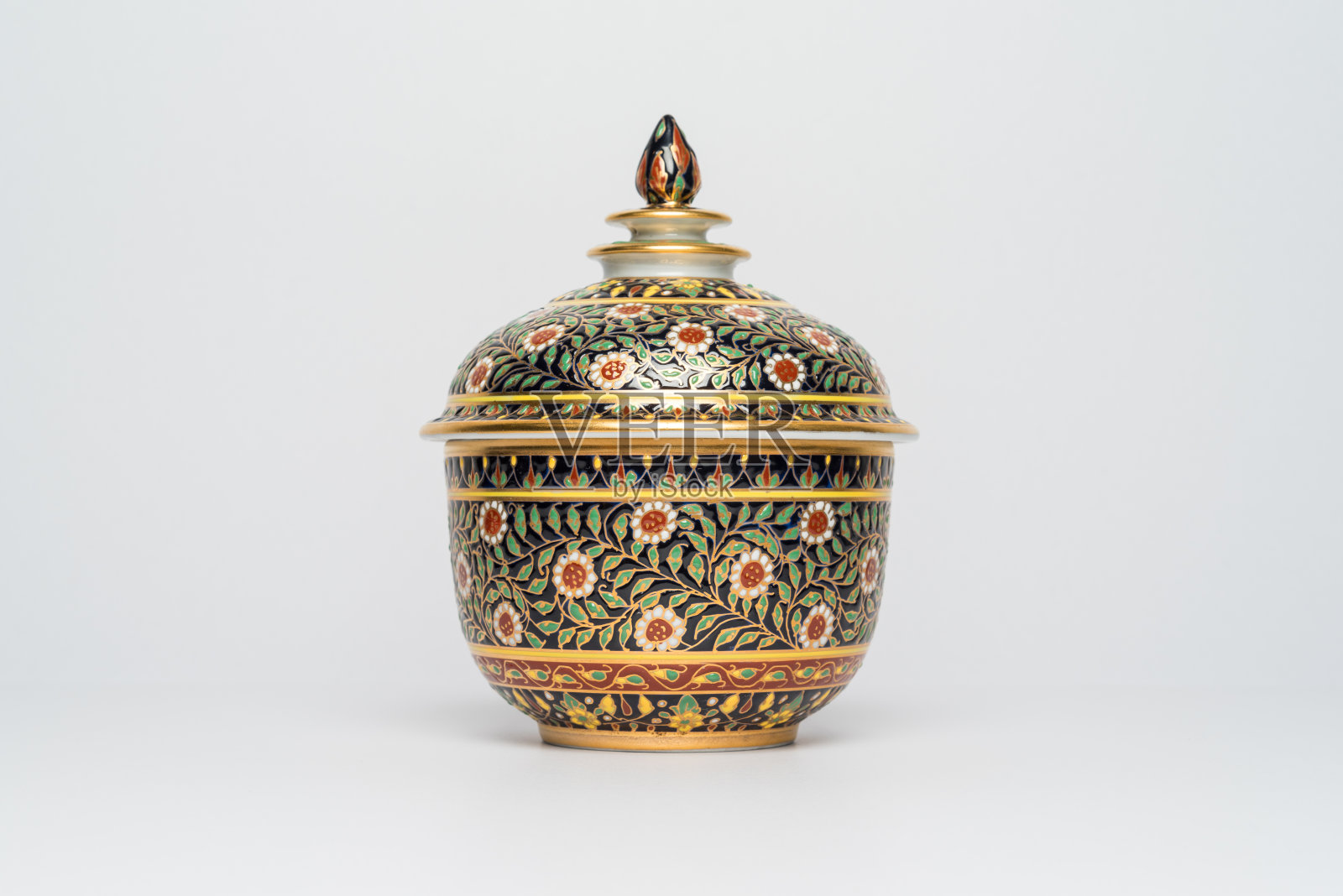 中国传统陶瓷陶器以花卉点缀，孤立背景正面观照片摄影图片