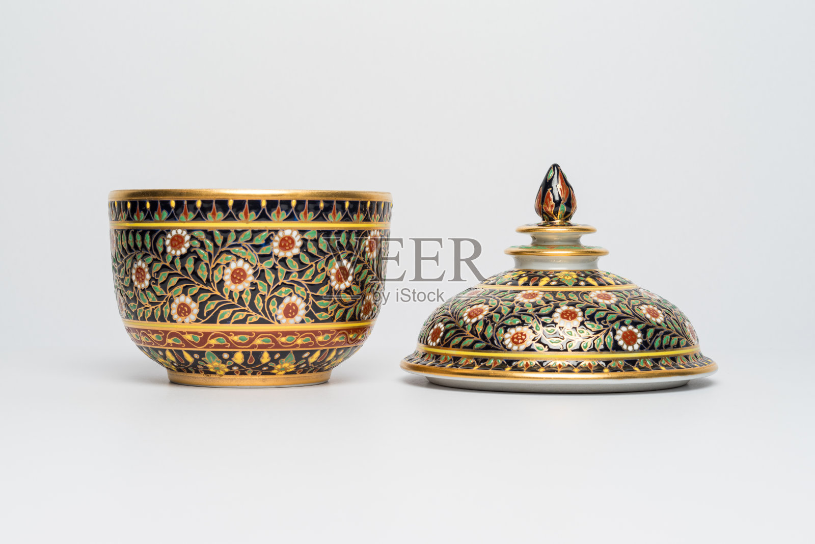 中国传统陶瓷陶器，以花点缀，手工制作。孤立背景照片摄影图片