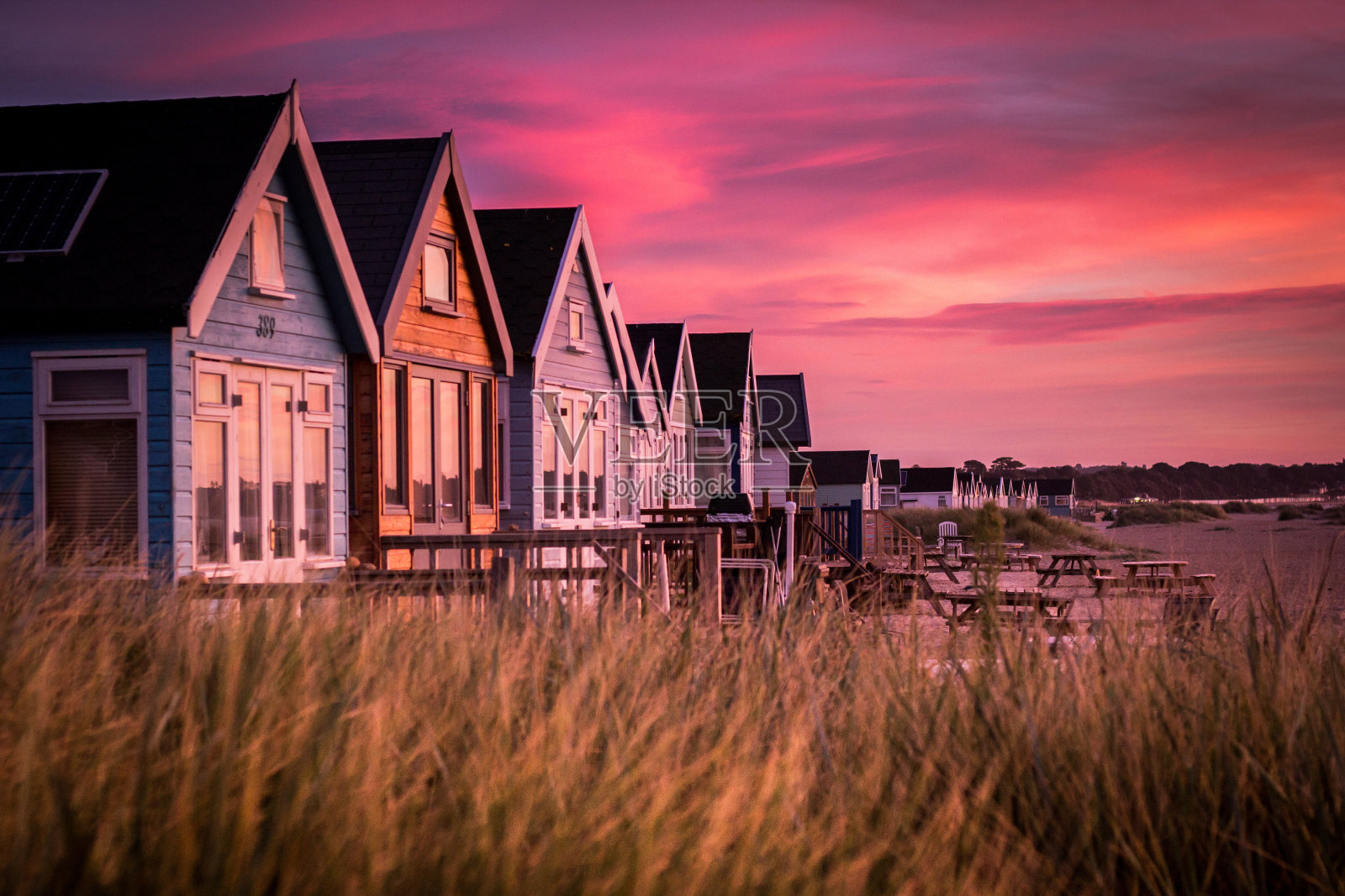 日出时分的亨吉斯特伯里海德海滩小屋照片摄影图片