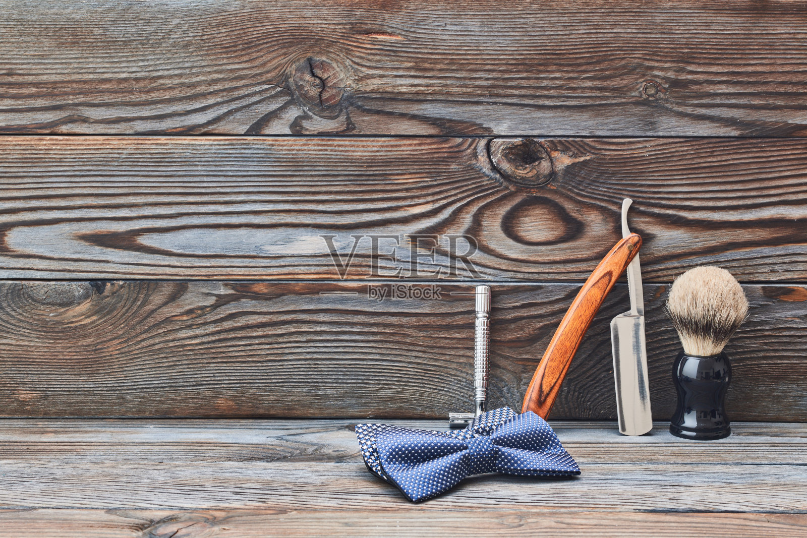 木制背景上的老式理发店工具照片摄影图片