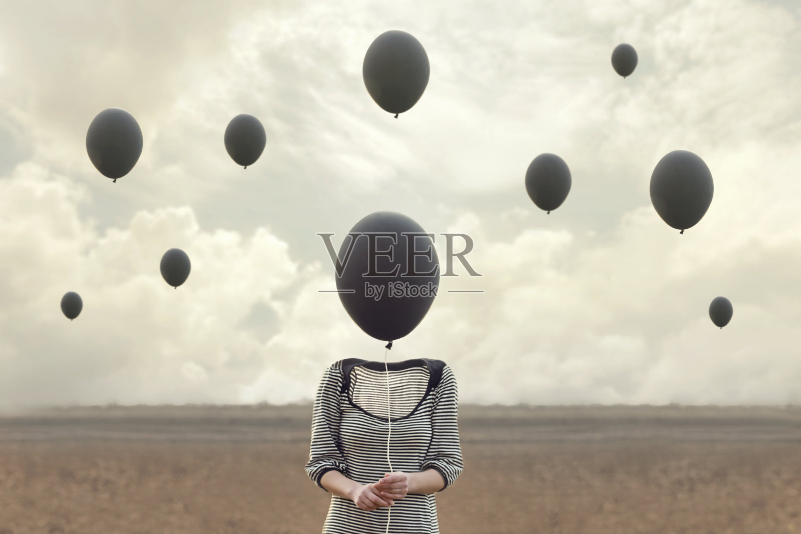 女人和飞翔的黑色气球的超现实形象照片摄影图片