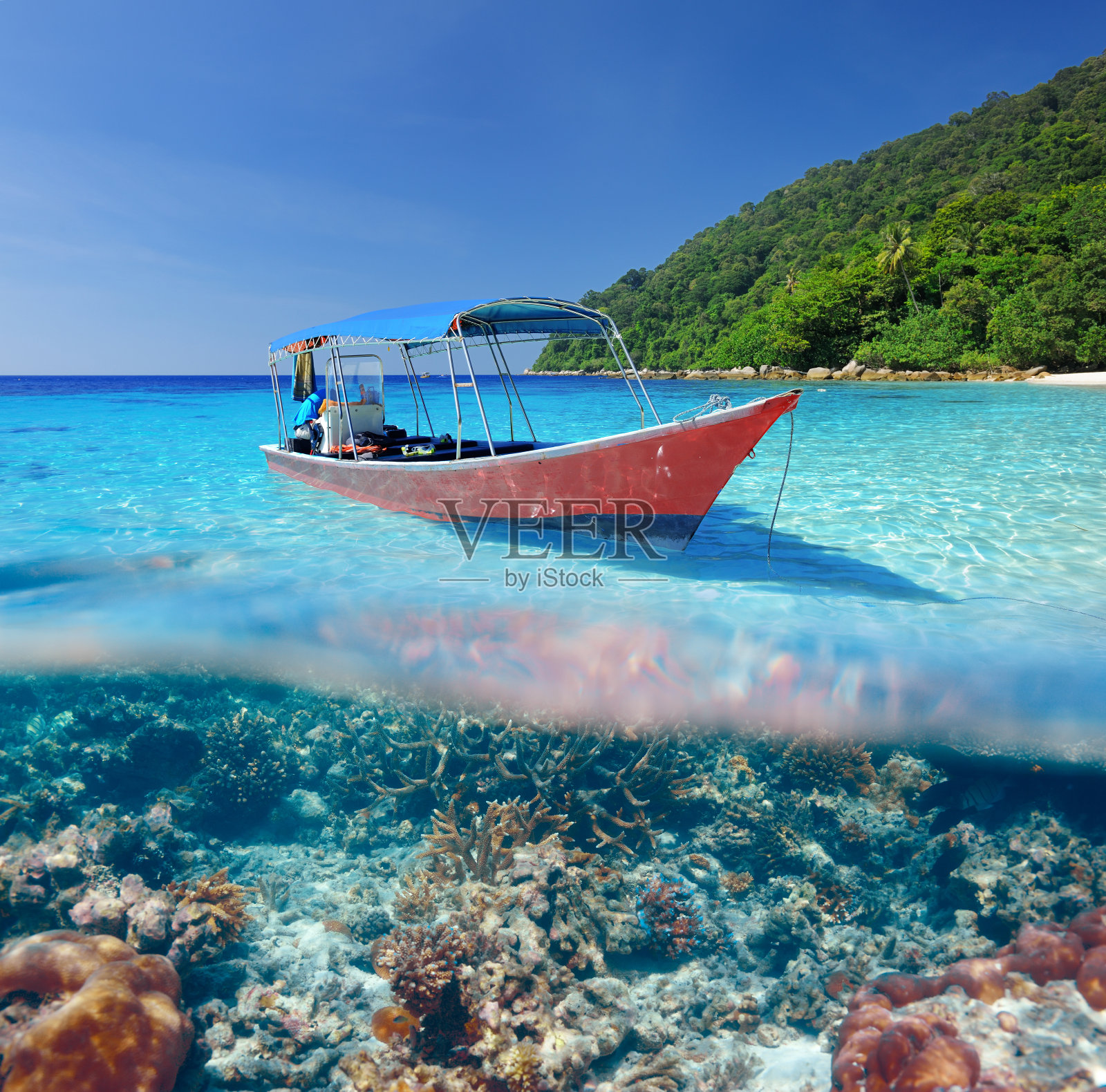 海滩和摩托艇与珊瑚礁水下景观照片摄影图片