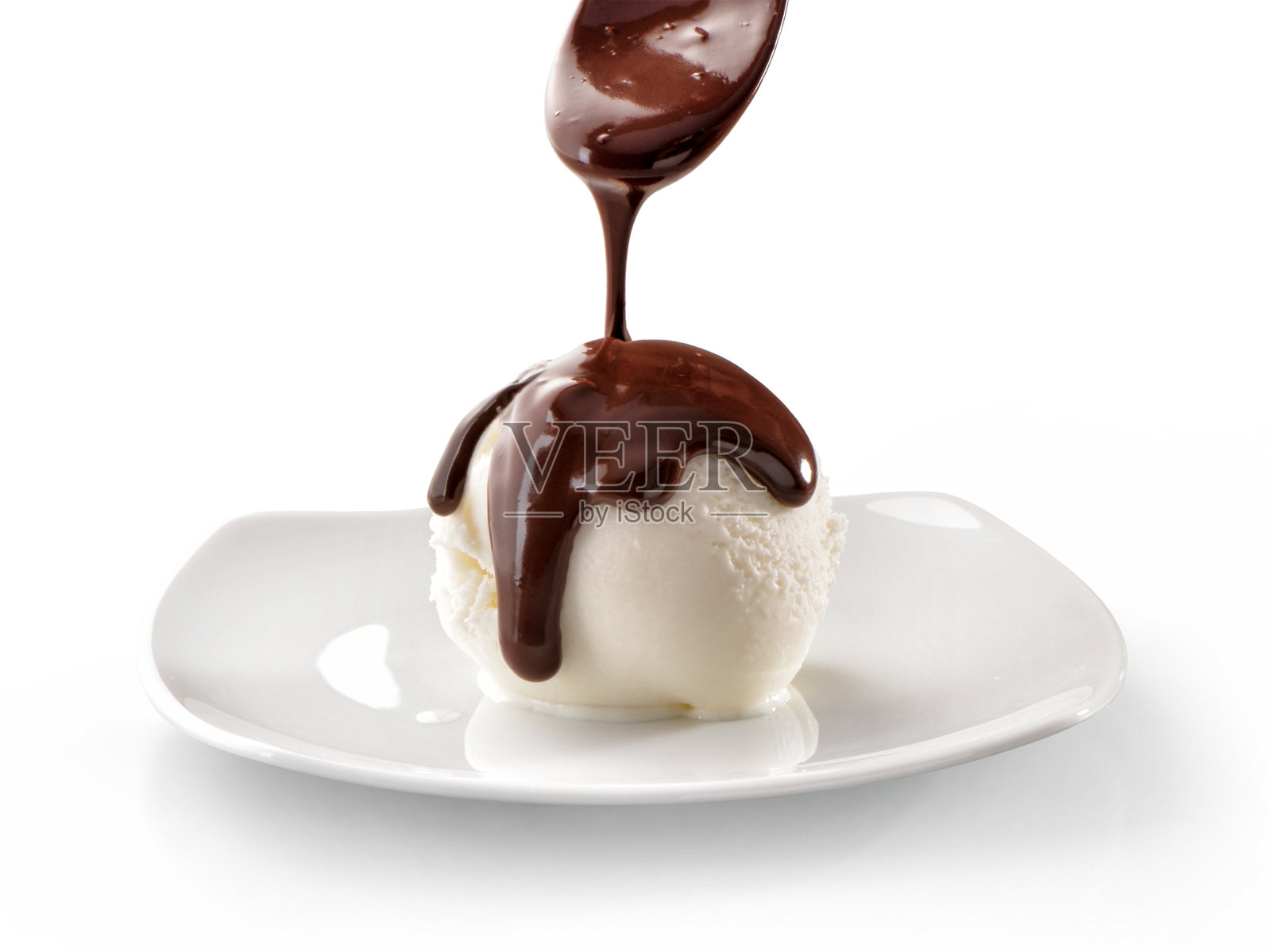 冰淇淋勺特写与融化的巧克力孤立在白色的背景照片摄影图片