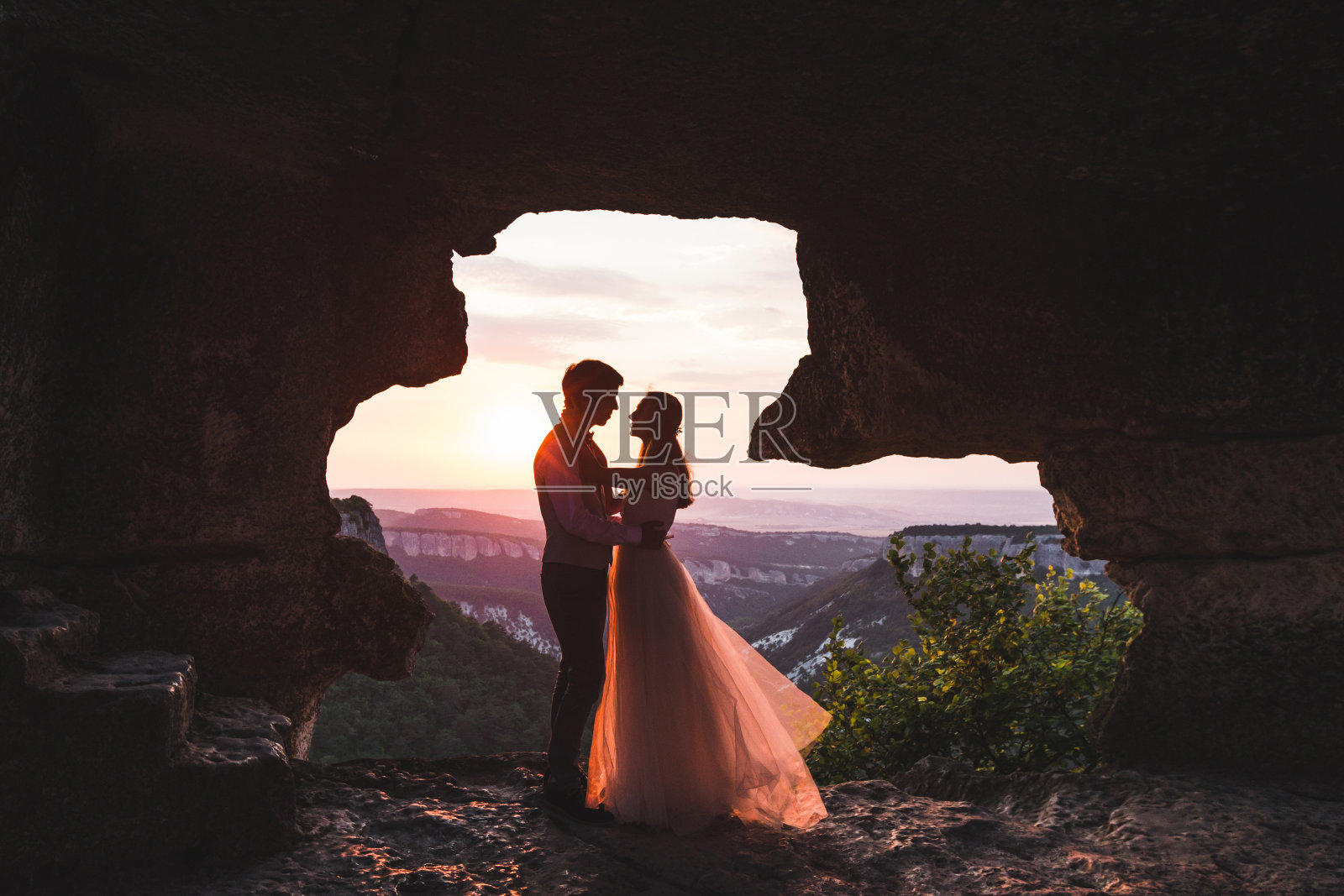 婚礼在克里米亚的芒格普山区举行照片摄影图片