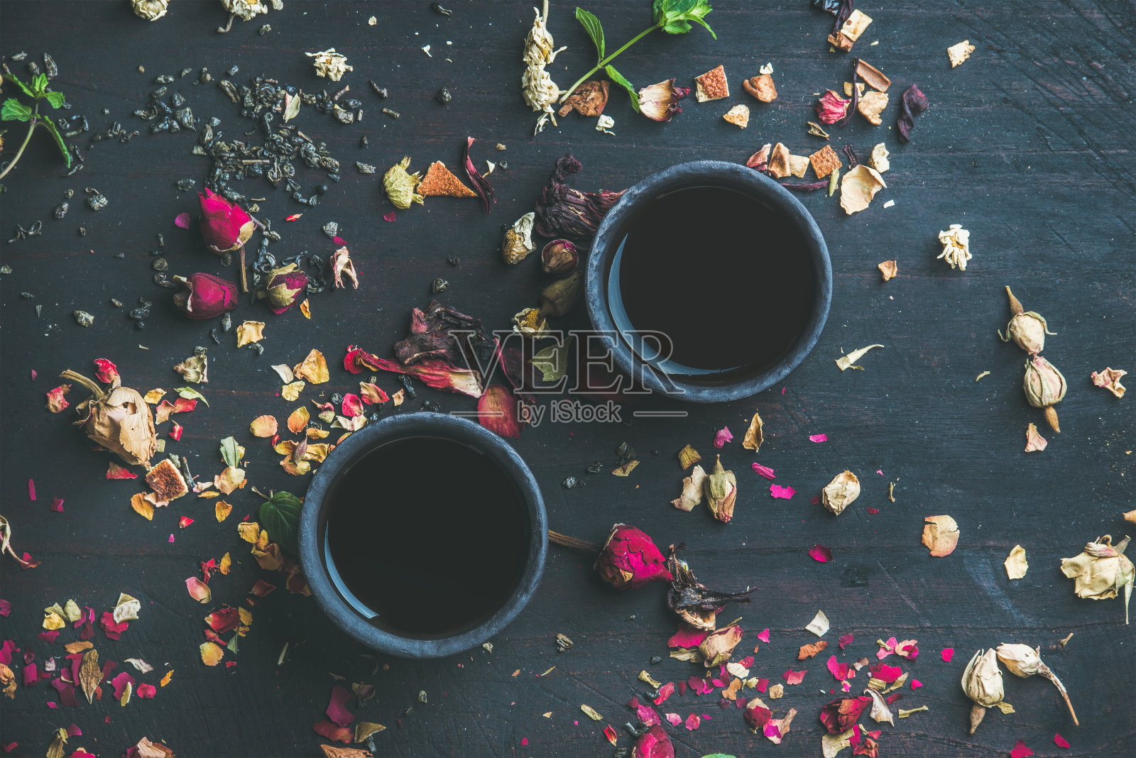 中国红茶，用瓷杯盛着草药和鲜花照片摄影图片