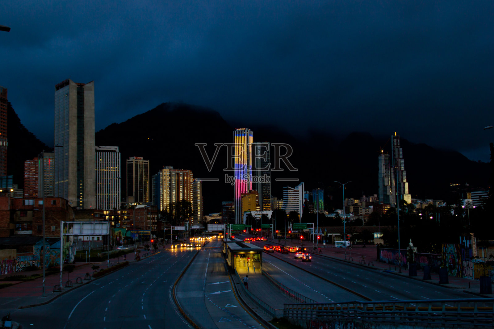 波哥大城市夜景照片摄影图片