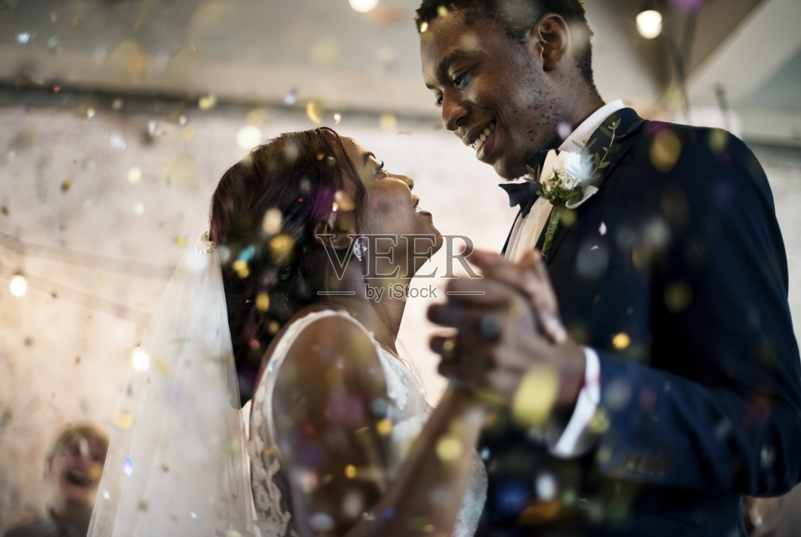 新婚的非洲裔夫妇跳舞庆祝婚礼照片摄影图片