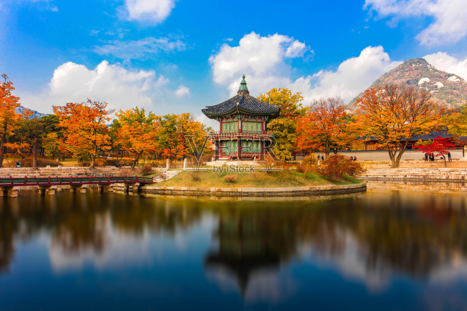 韩国首尔庆福宫的秋季。照片摄影图片