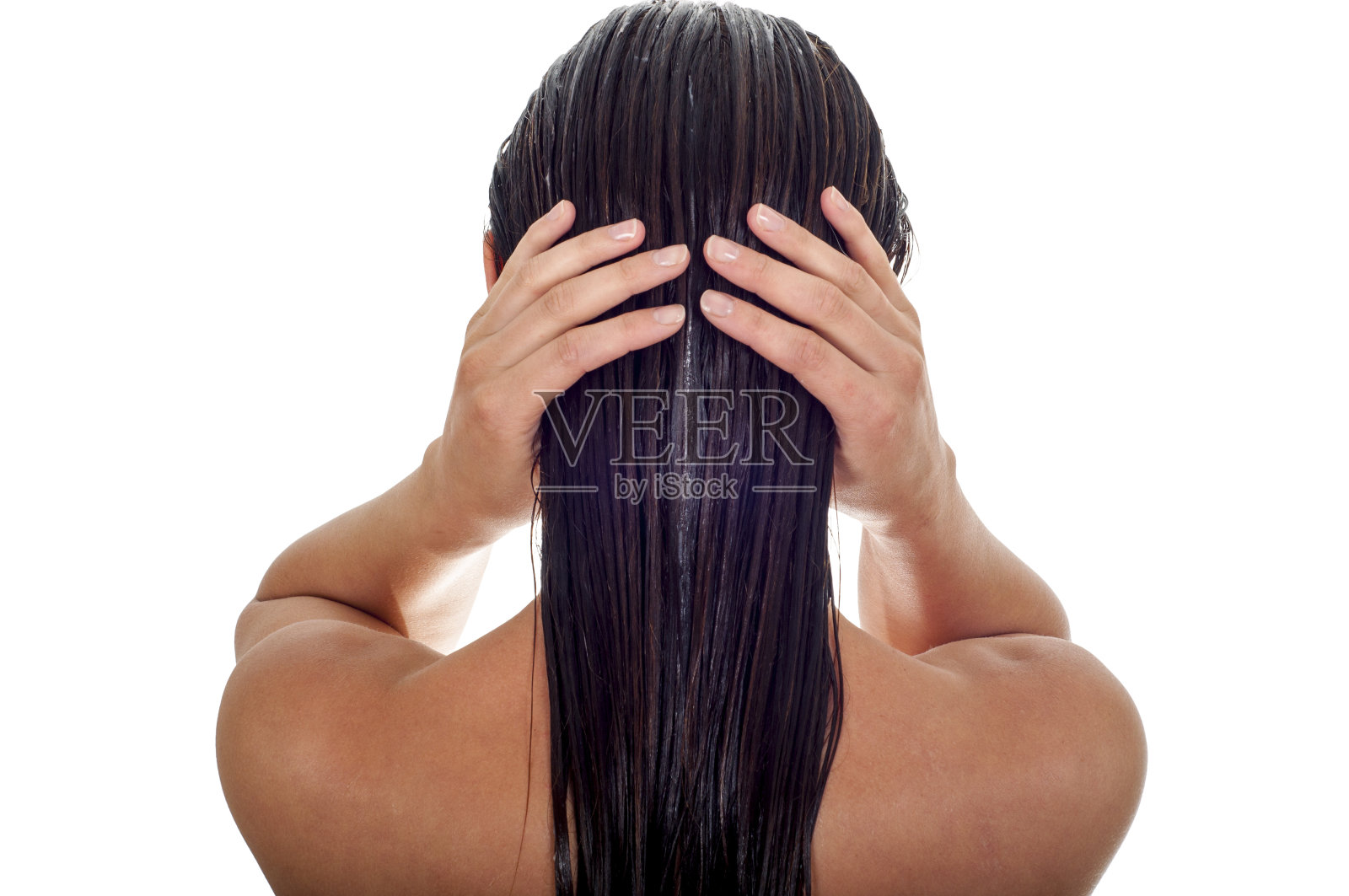 头发护理的概念。后视图的女人与长湿头发，白色的背景照片摄影图片