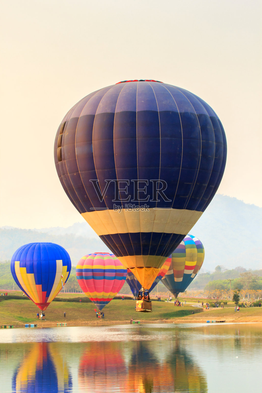 泰国清莱省，日落时分，湖面上空的彩色热气球照片摄影图片