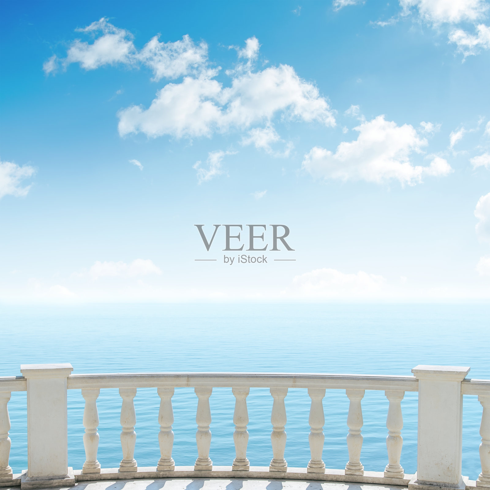 阳台俯瞰大海，蓝天白云照片摄影图片
