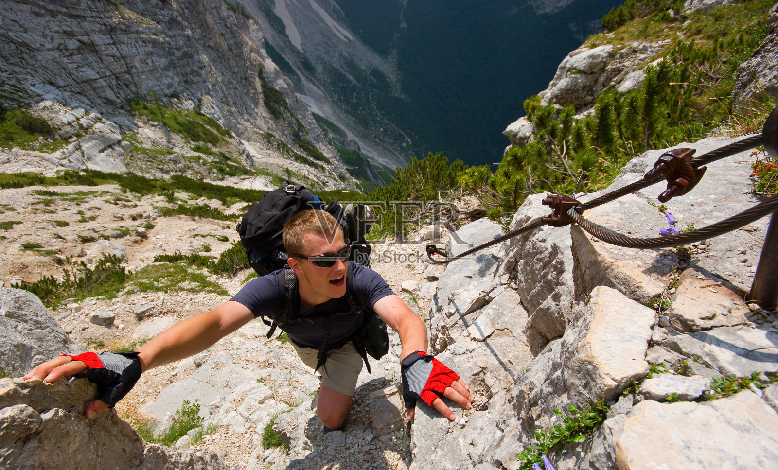登山者在朱利安阿尔卑斯爬山。Triglav。斯洛文尼亚照片摄影图片