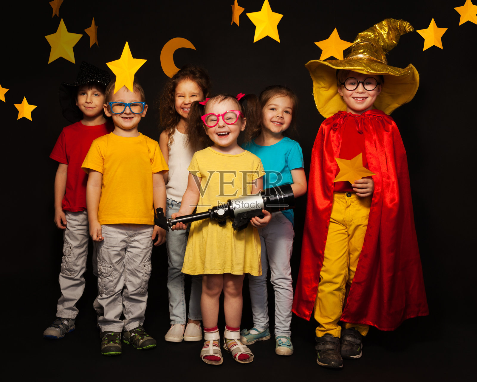 六个孩子穿着观星服，拿着望远镜照片摄影图片